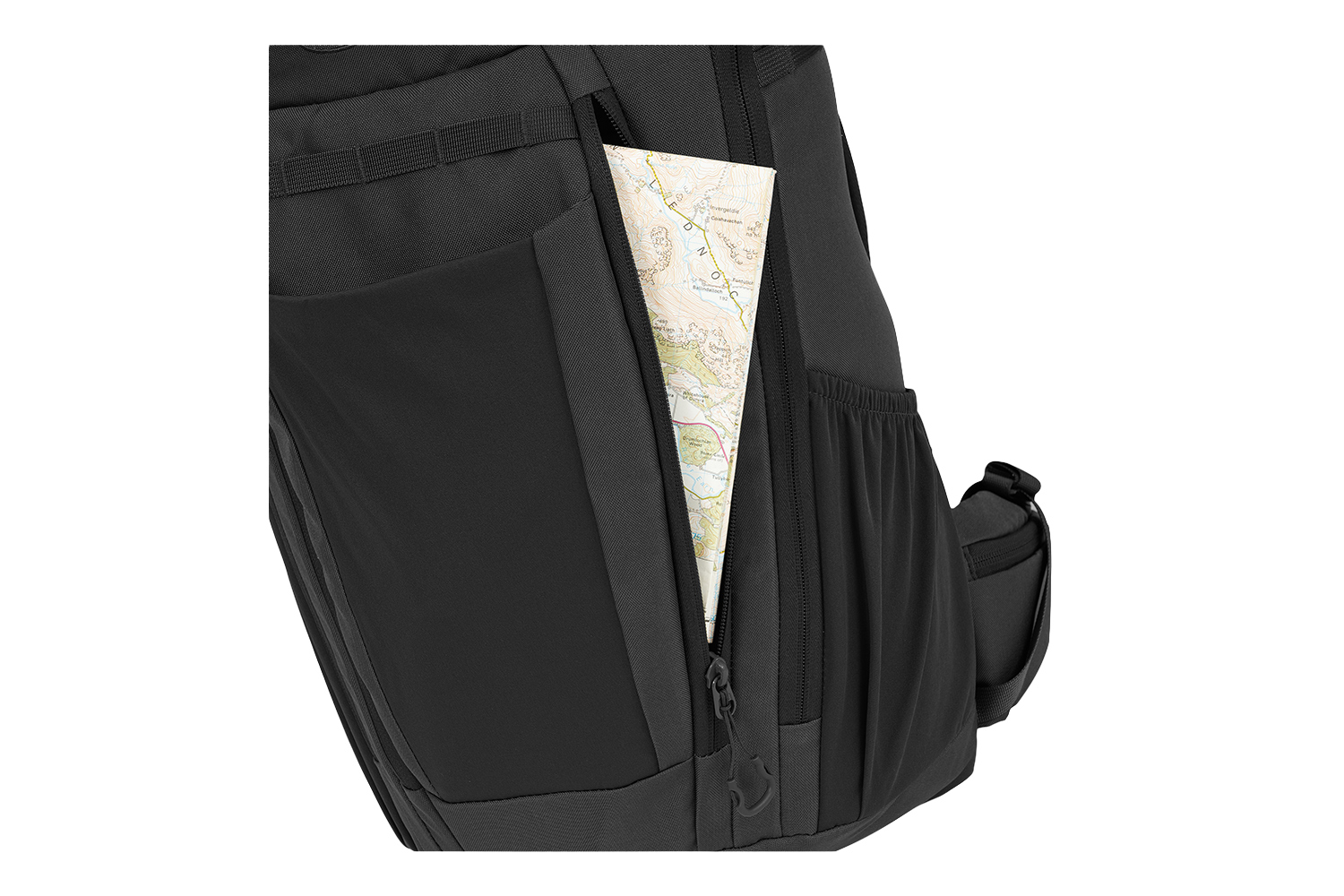 Nahaufnahme eines schwarzen taktischen Rucksacks mit einer Seitentasche mit Reißverschluss, in der sich eine gefaltete topografische Karte befindet.