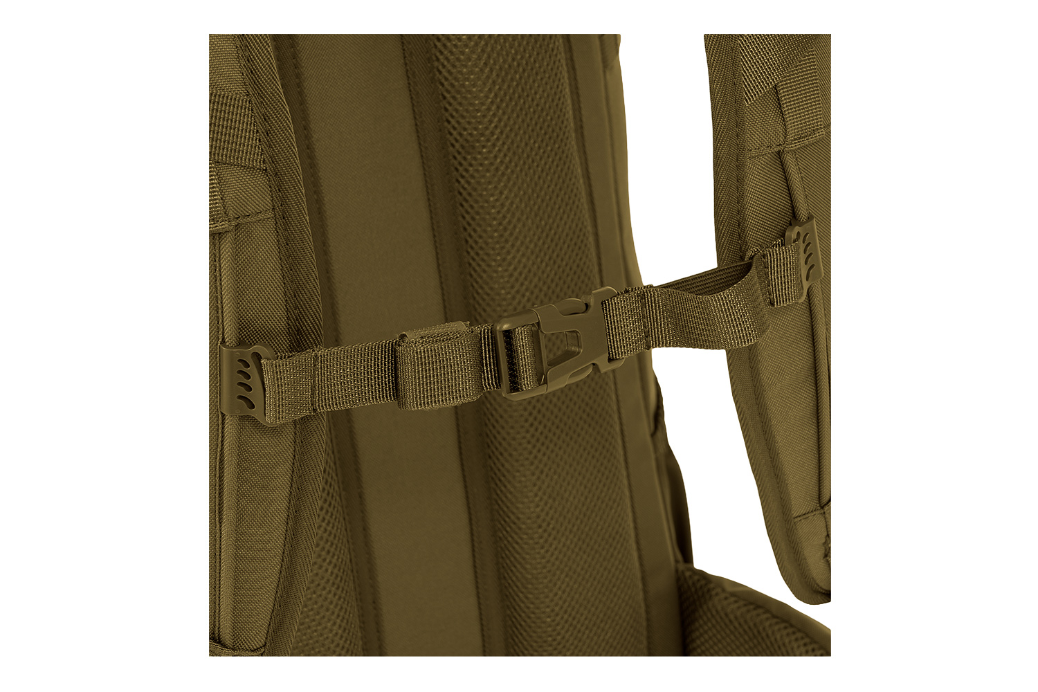 Nahaufnahme eines kojotenbraunen Brustgurts für einen taktischen Rucksack mit einer haltbaren Kunststoffschnalle und verstellbarem Nylongewebe.