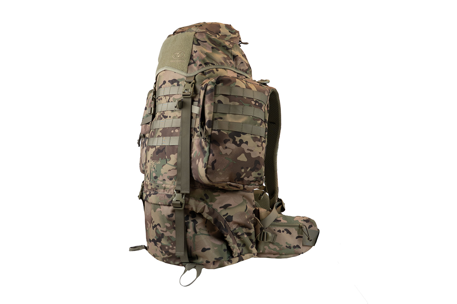 Ein robuster taktischer Rucksack im Tarnmuster mit mehreren MOLLE-Gurtbändern und Seitentaschen, isoliert auf weißem Hintergrund.