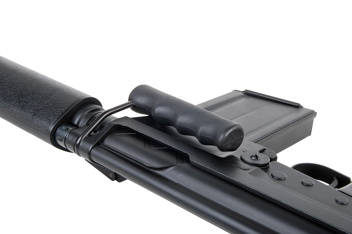 Schwarzer Polymer-Tragegriff für Luftgewehr, montiert auf einem Metall-Schusswaffenempfänger mit Magazin, isoliert auf Weiß.