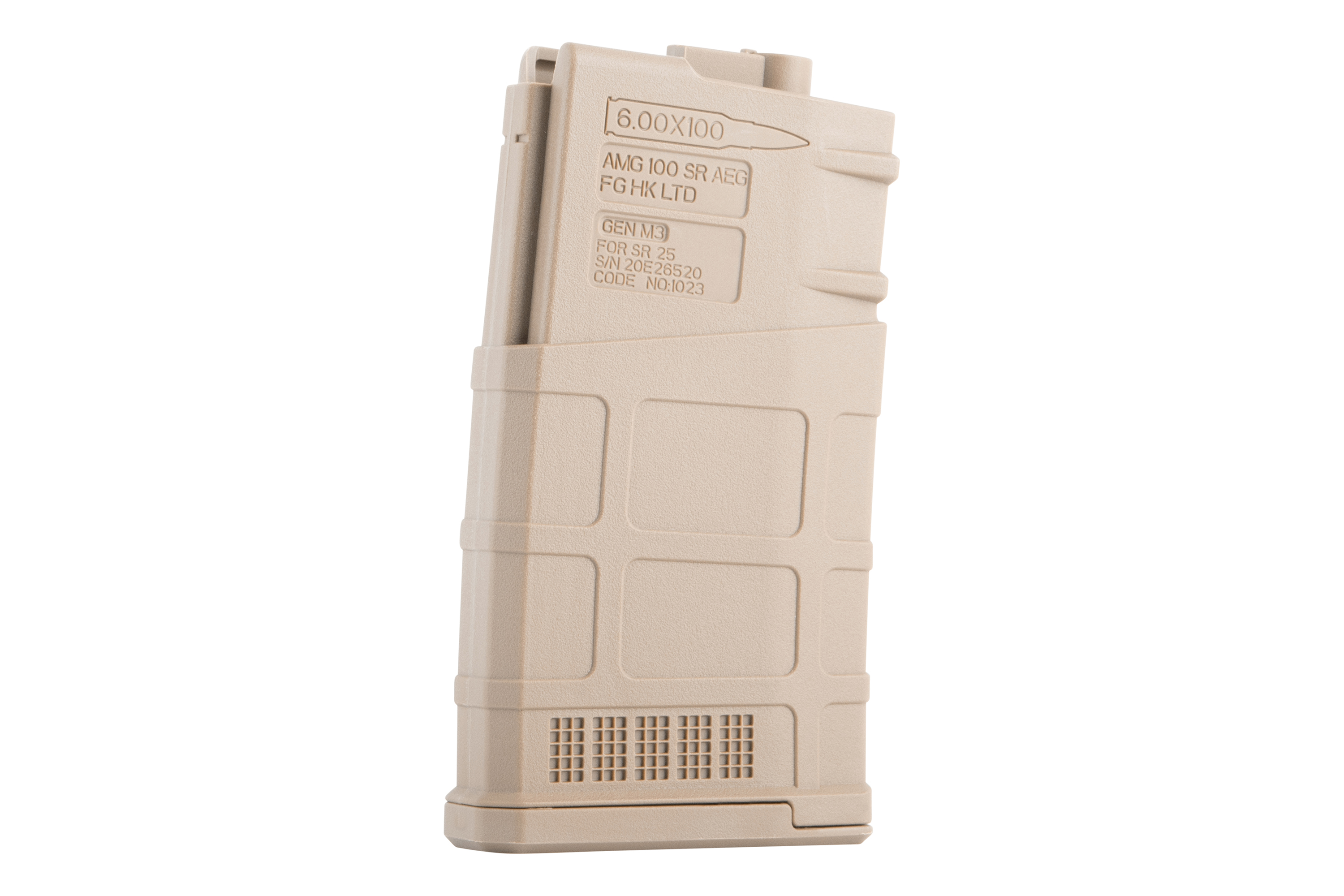 Hellbraunes Polymer-AEG-Magazin für SR 25-Gewehre mit strukturierter Griffoberfläche und geprägten Markierungen auf weißem Hintergrund.