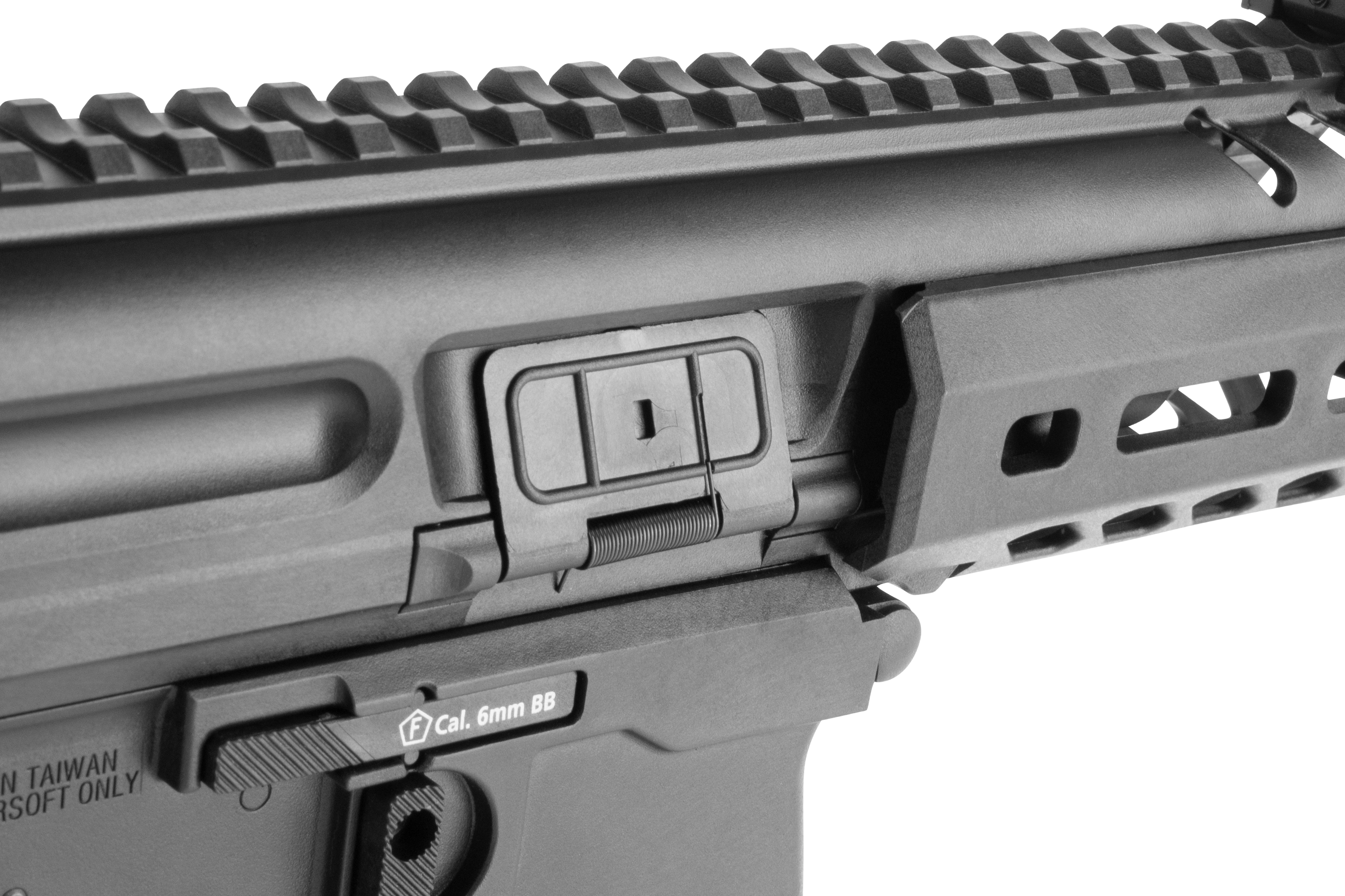 Nahaufnahme eines schwarzen Airsoft-Gewehrgehäuses mit Staubschutzhülle, Picatinny-Schiene und 6-mm-BB-Kalibermarkierung.