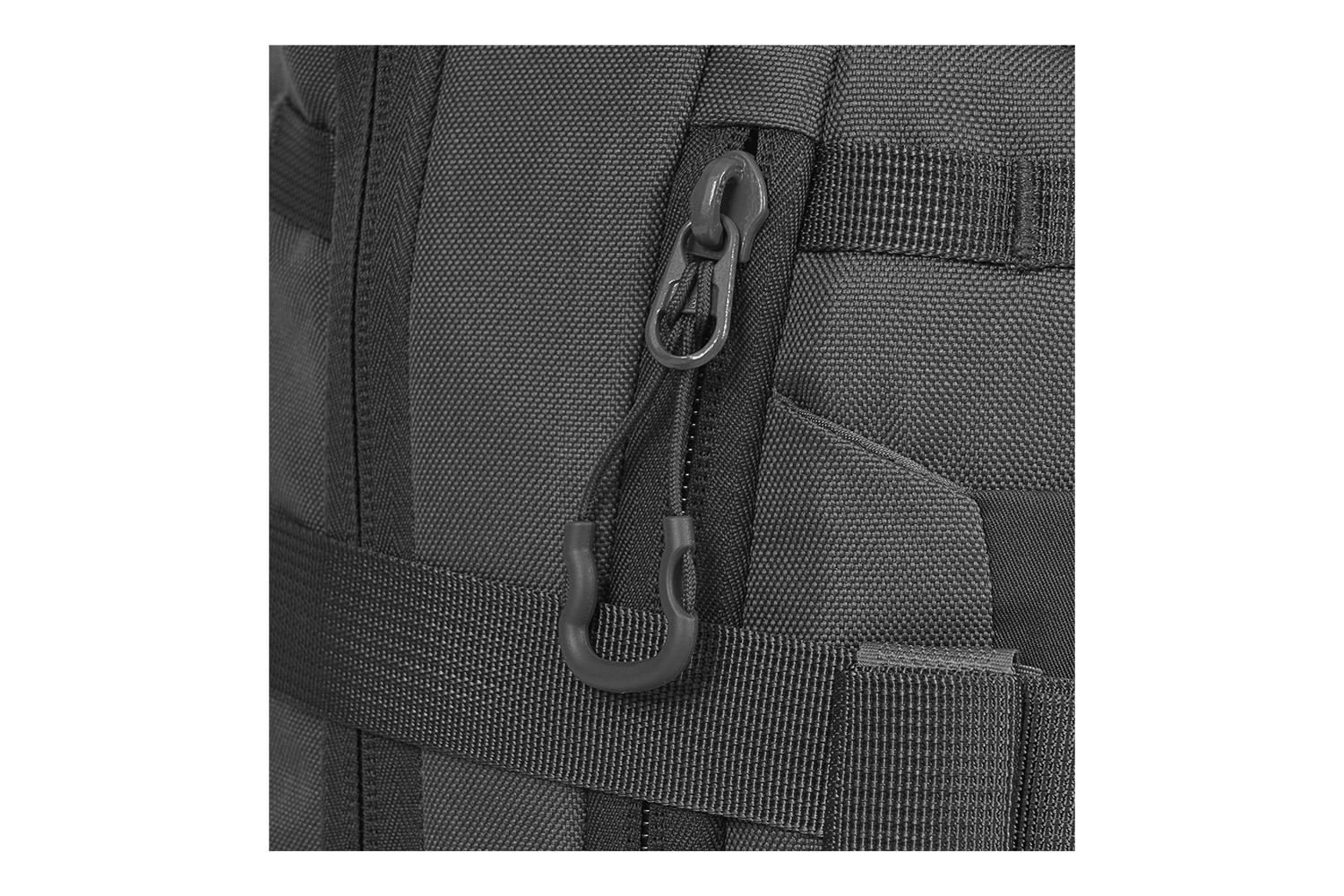 Nahaufnahme eines schwarzen taktischen Rucksacks aus strapazierfähigem Stoff, einem stabilen Reißverschluss und einer praktischen Kordellasche.