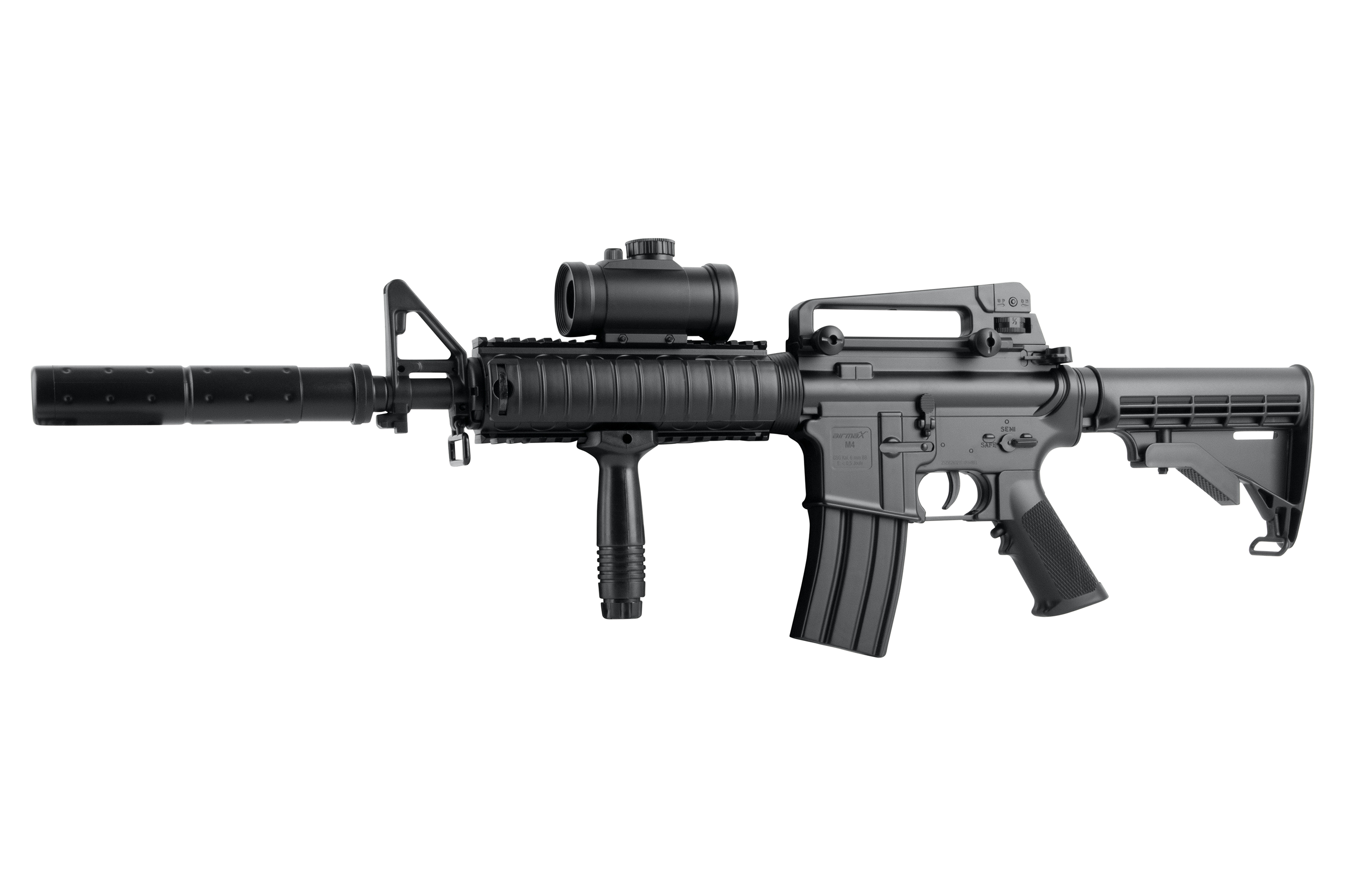 Schwarzes M4-Luftgewehr mit Schalldämpfer, Leuchtpunktvisier und vertikalem Vordergriff, isoliert auf einem sauberen weißen Hintergrund.