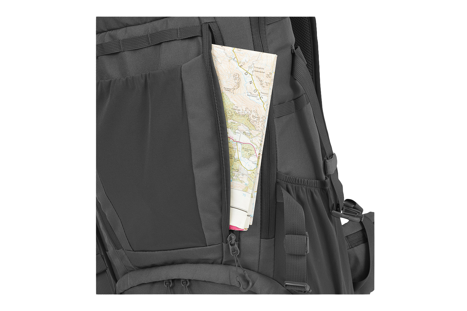 Nahaufnahme eines schwarzen taktischen Rucksacks mit einer seitlichen Reißverschlusstasche, in der sich eine gefaltete topografische Karte aus Papier befindet.