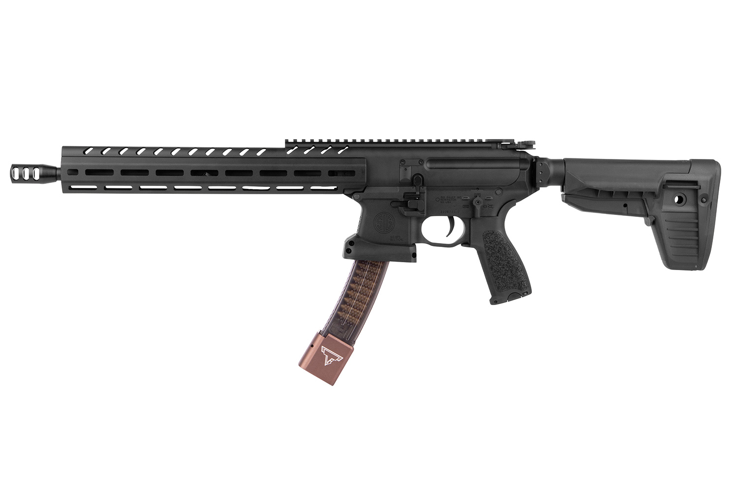 Schwarzes Sig Sauer MPX PCC-Luftgewehr mit langem Handschutz, Mündungsbremse und Taran Tactical-Magazin auf weißem Hintergrund.