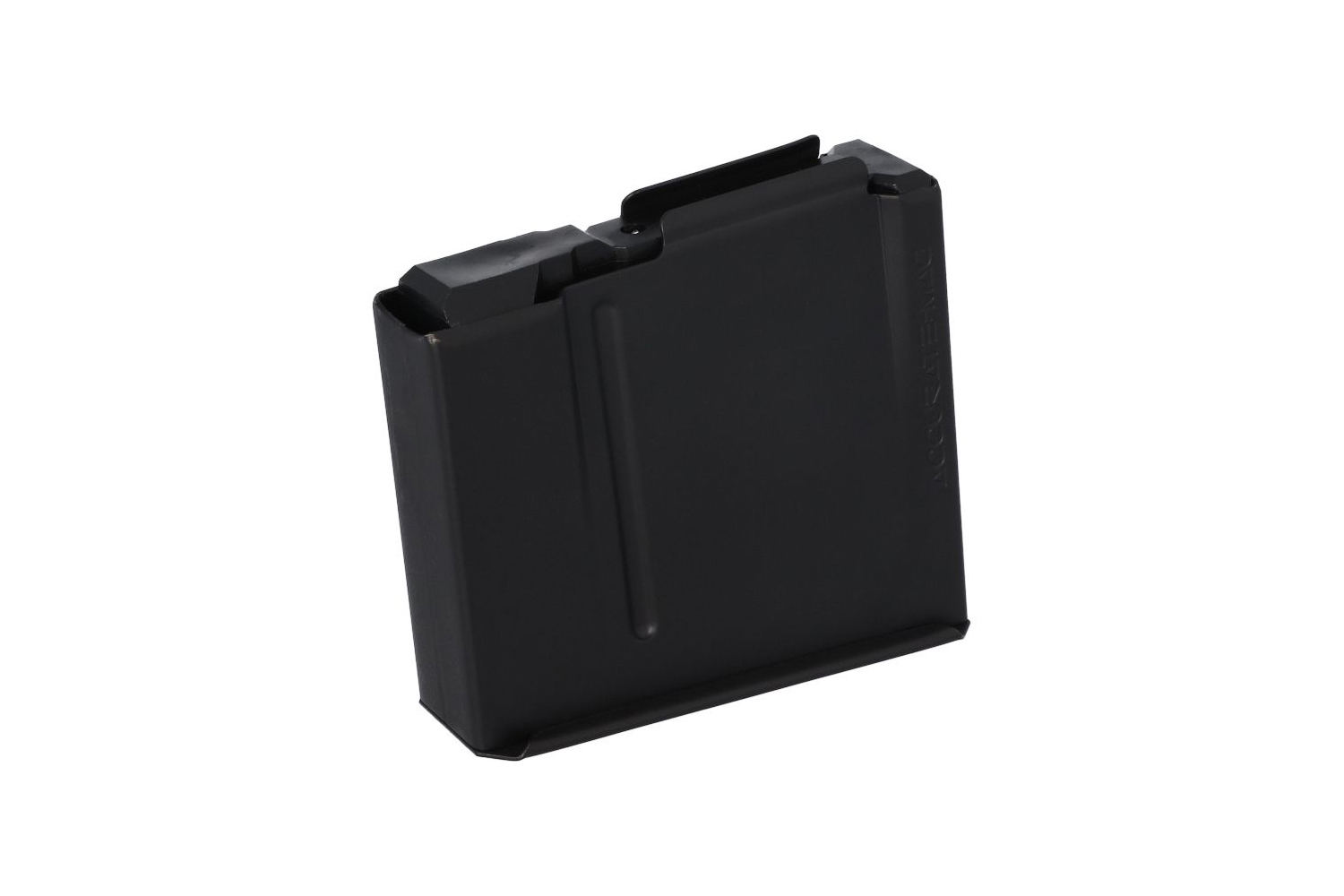 Ein schwarzes Accu-Mag-Gewehrmagazin aus Metall für Schusswaffen, dargestellt aus einer schrägen Perspektive vor einem schlichten weißen Hintergrund.