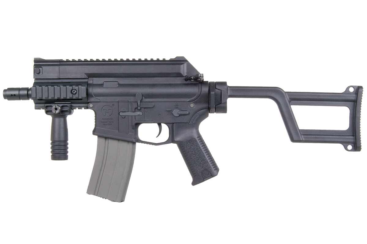Schwarzes Airsoft-Gewehr Ares Amoeba mit kompaktem Design, klappbarem Schaft, vertikalem Vordergriff und grauem Magazin auf Weiß.
