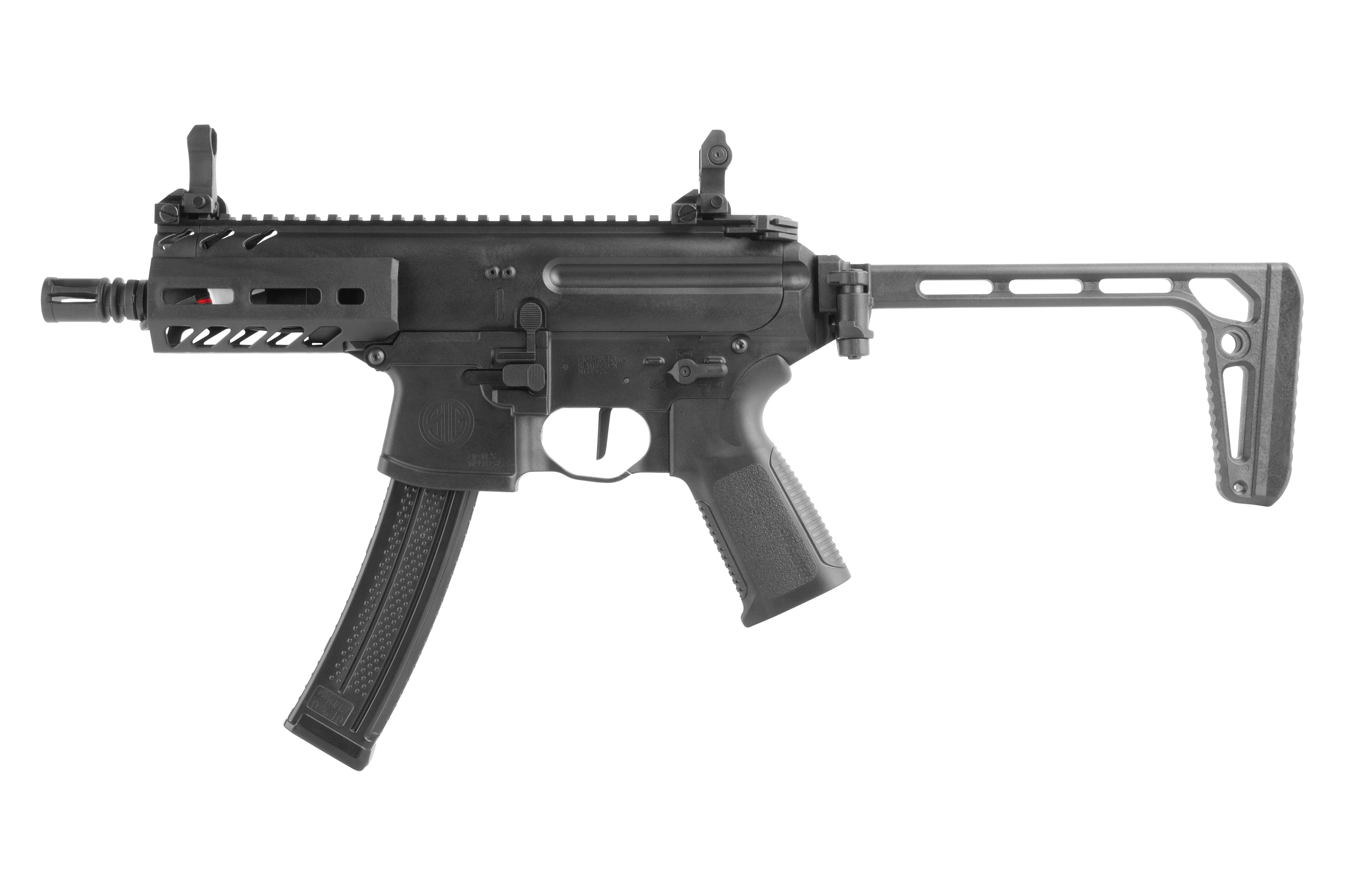Schwarzes Sig Sauer MPX-Luftgewehr mit Klappschaft, taktischer Schiene und Magazin, isoliert auf weißem Hintergrund.