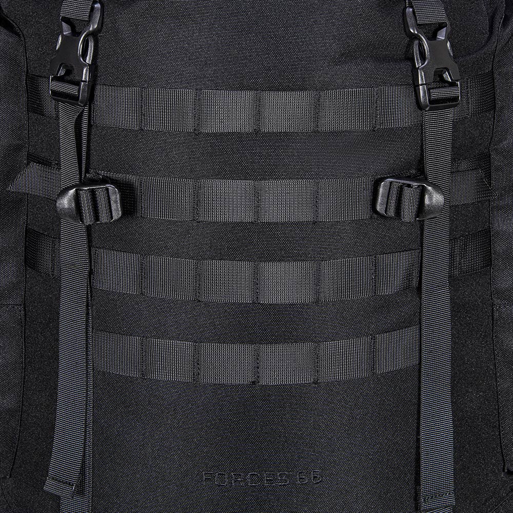 Nahaufnahme eines schwarzen Forces 65-Taktikrucksacks mit MOLLE-Gurtbändern, Kunststoffschnallen und strapazierfähigem Stoff.
