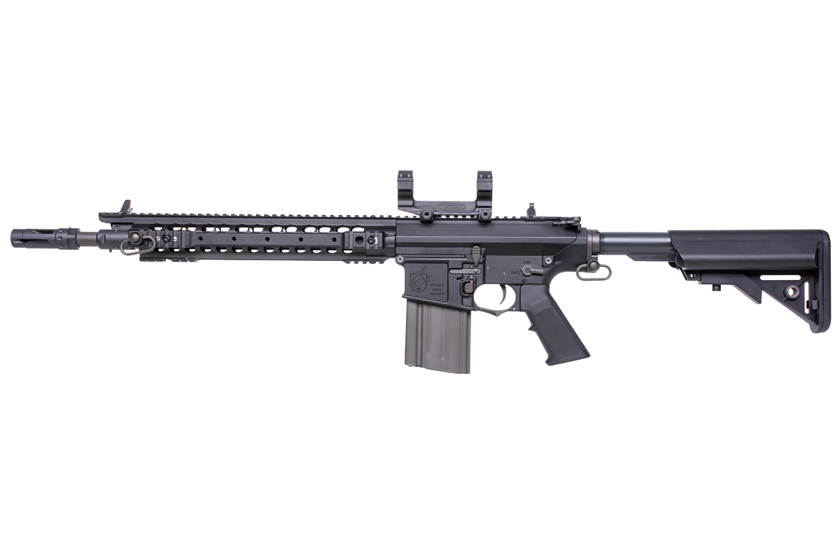 Schwarzes G&G Armament TR16 MBR 308 Airsoft-Gewehr mit verstellbarem Schaft, Schienensystem und Optikhalterung auf weißem Hintergrund.