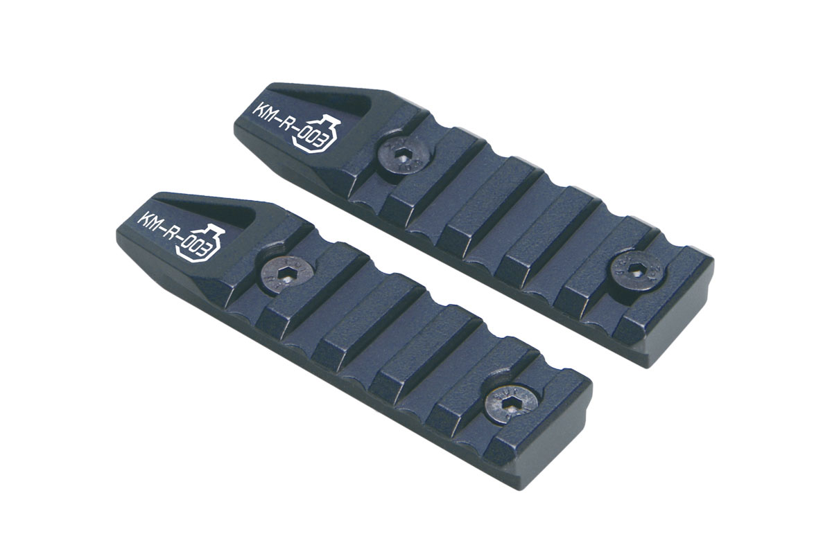 Zwei schwarze KM-R-003 Picatinny-Schienenabschnitte aus Metall mit Befestigungsschrauben, konzipiert für die Befestigung von Schusswaffenzubehör.