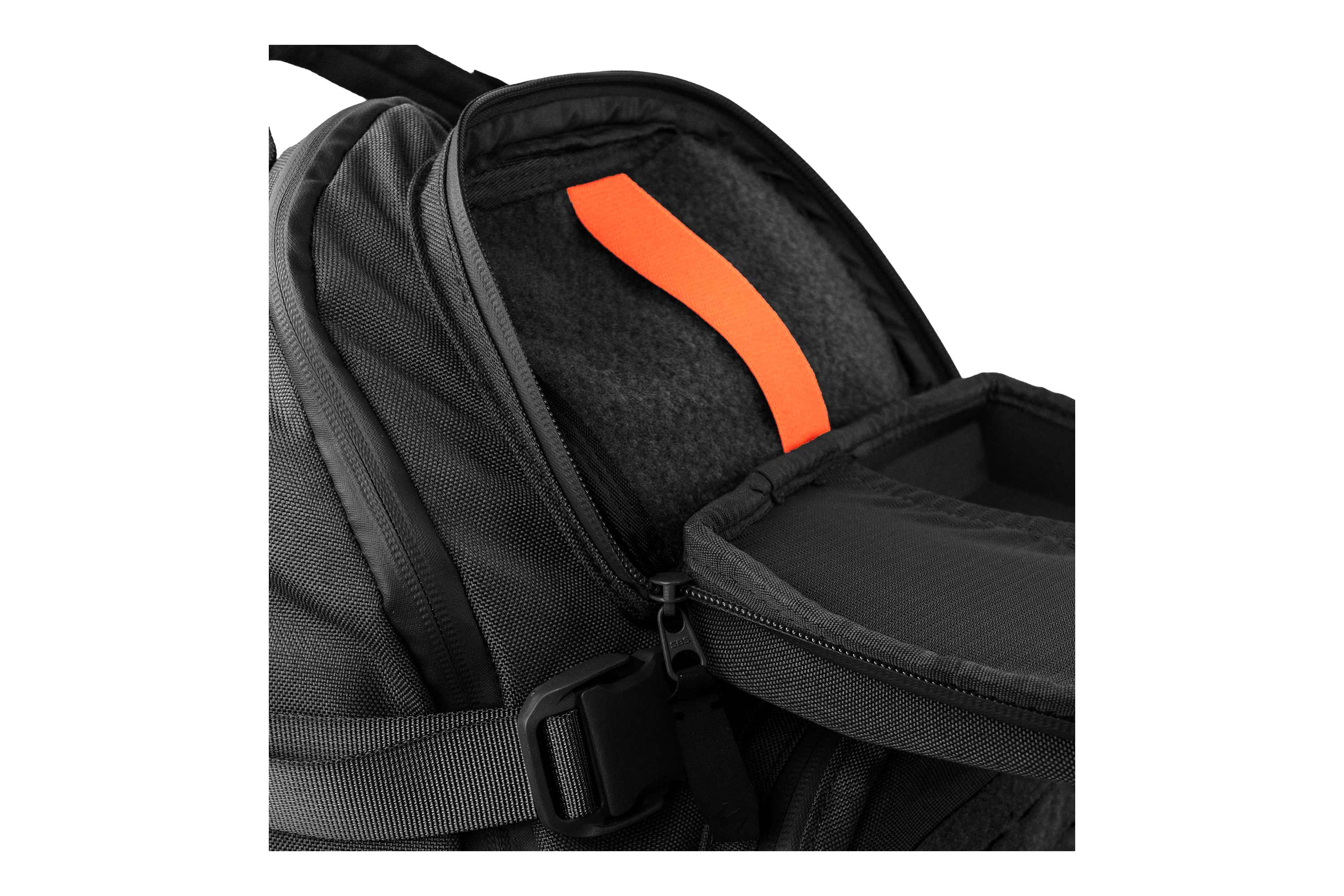 Nahaufnahme eines schwarzen taktischen Rucksacks mit offenem Fach, weichem grauem Innenfutter und leuchtend orangefarbenem Riemen.