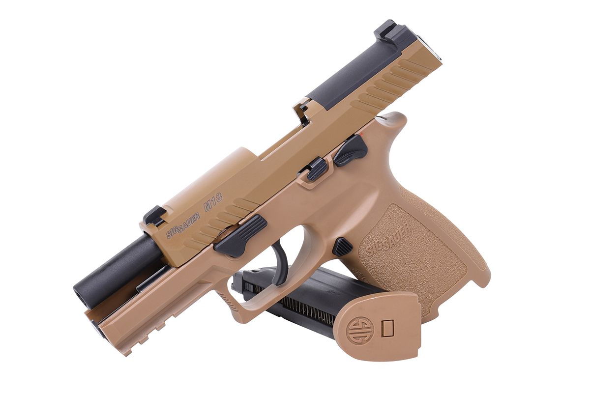 Hellbraune Sig Sauer M18-Luftpistole mit schwarzem Schlitten und Magazin, strukturiertem Griff und Sig Sauer-Logo auf Weiß.