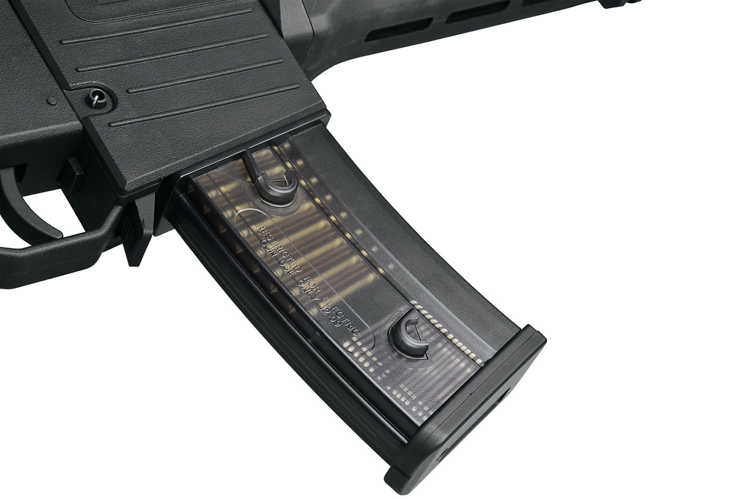 Nahaufnahme eines schwarzen Airsoft-Gewehrmagazins mit transparentem Gehäuse, das in einen mattschwarzen Polymer-Gewehrkörper eingesetzt ist.