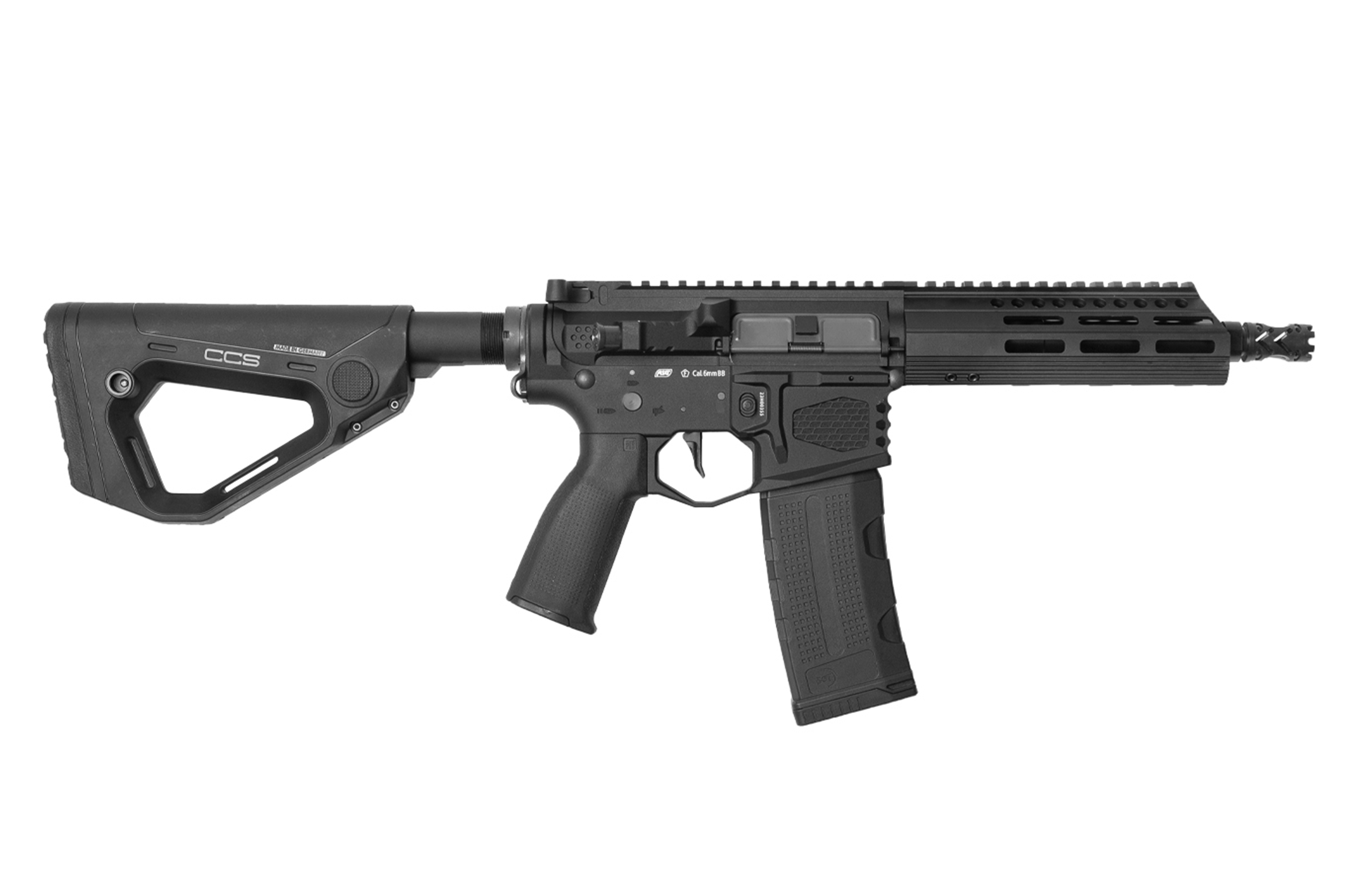 Schwarzes Airsoft-Gewehr mit CCS-Schaft, modularem Handschutz und taktischem Griff, isoliert auf weißem Hintergrund zur Präsentation.