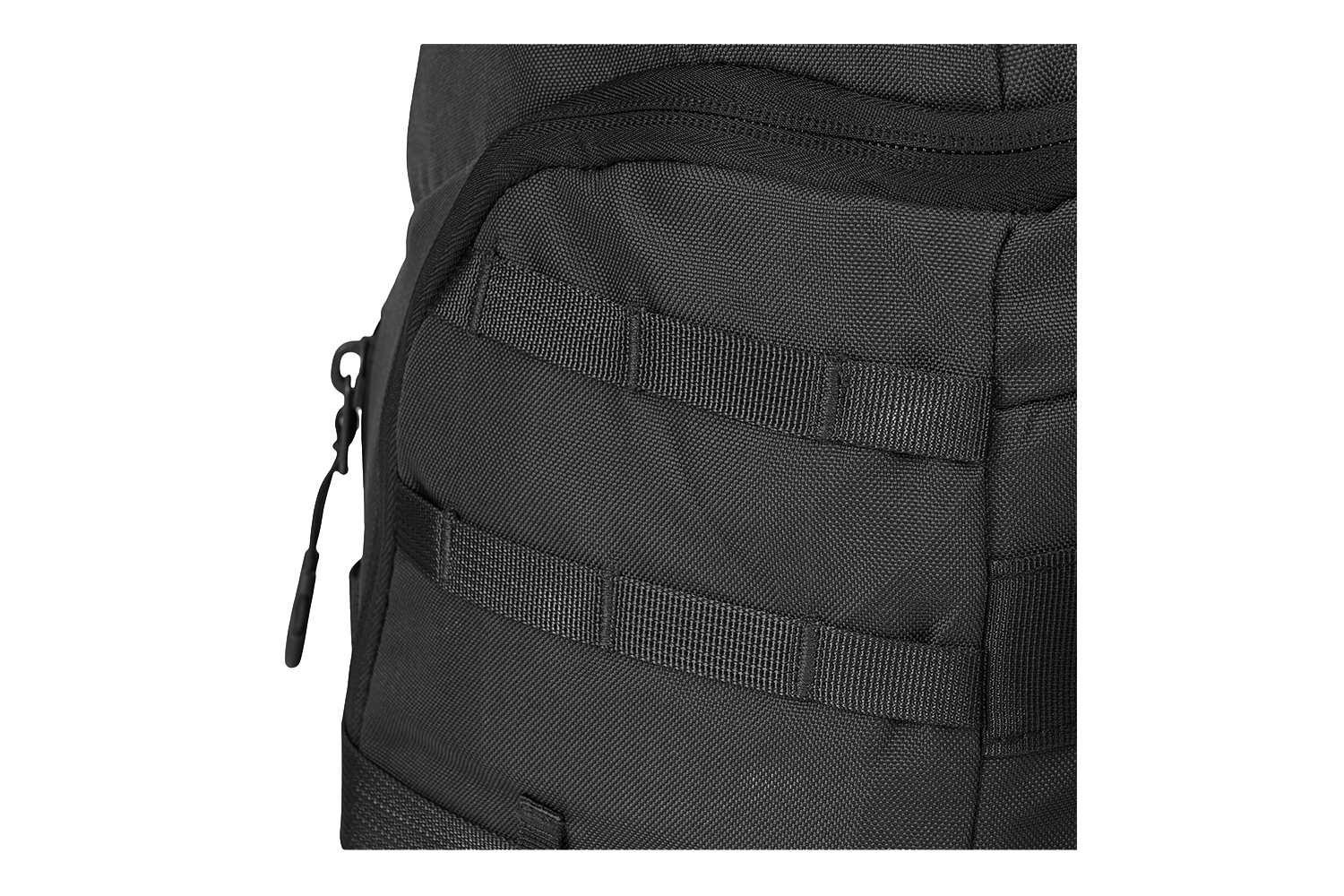 Nahaufnahme eines schwarzen taktischen Rucksacks mit strapazierfähigem Nylongewebe, MOLLE-Gurtbändern und einem stabilen Reißverschlussschieber.