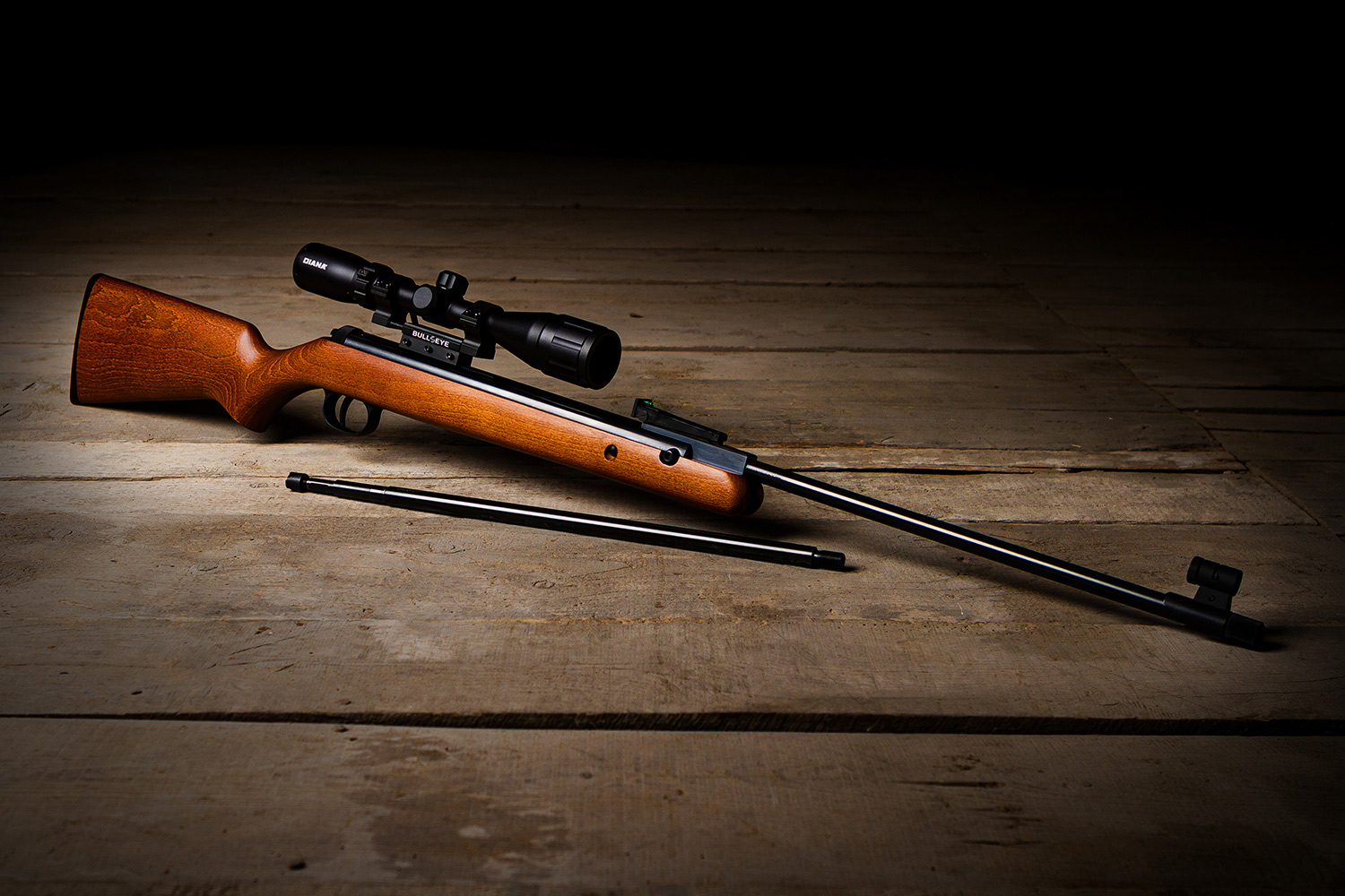 Luftgewehr aus Holzschaft mit schwarzem Zielfernrohr und verstellbarem Zweibein, ideal für Präzisionsschüsse.