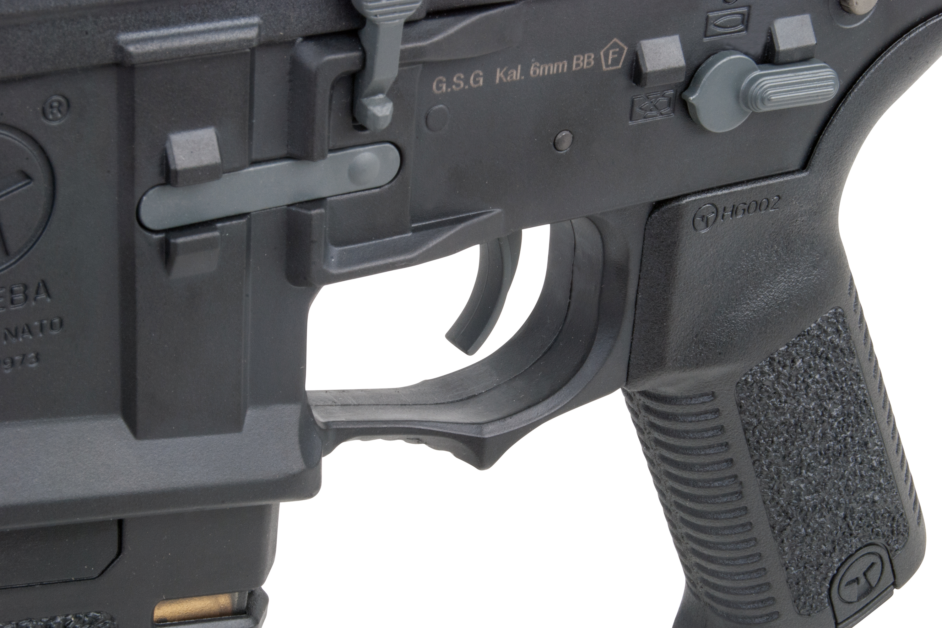Nahaufnahme eines schwarzen GSG 6-mm-BB-Airsoft-Gewehrempfängers mit Details zum Abzug, Griff und Feuerwahlschalter.