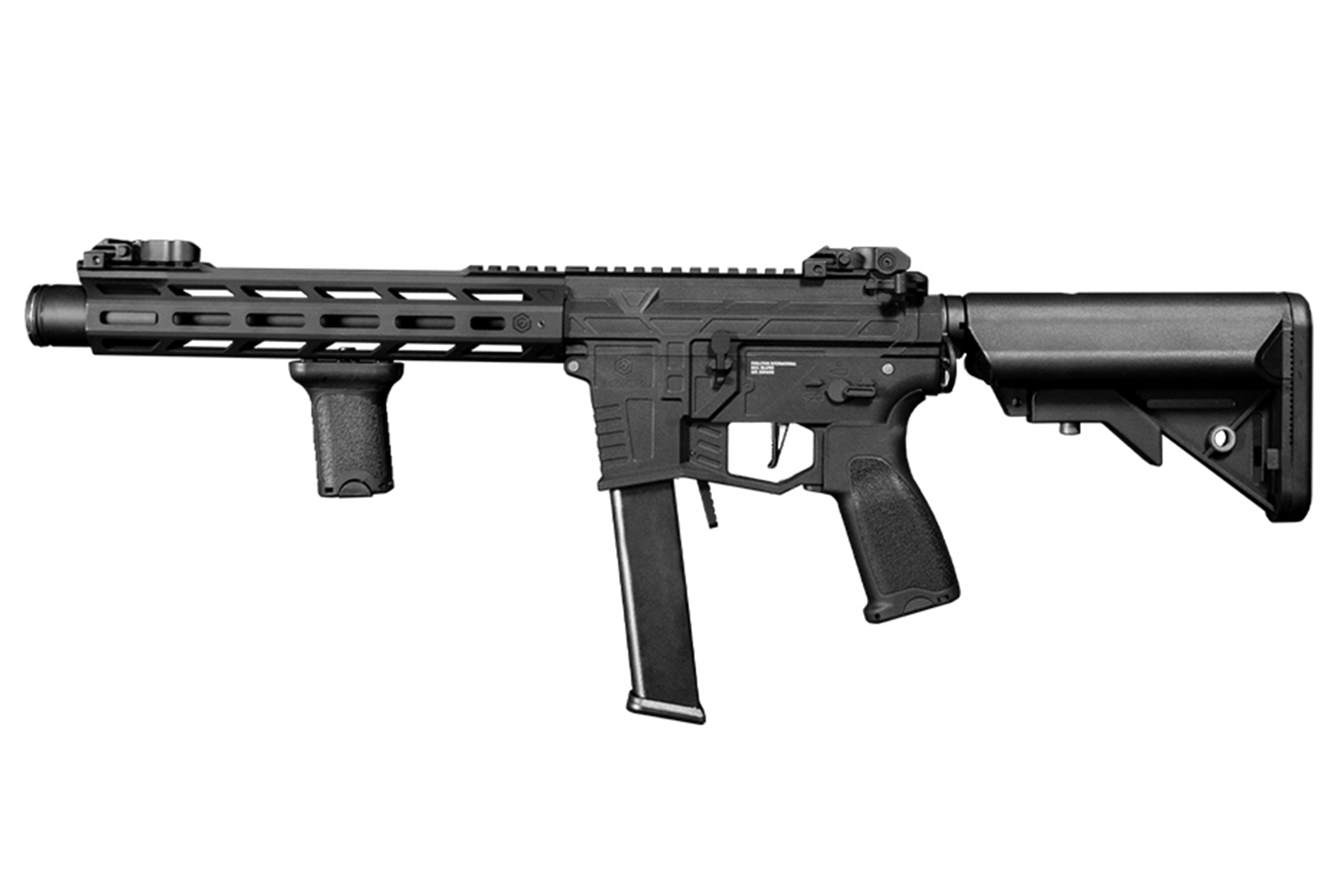 Schwarzes Airsoft-Gewehr im Delta Armory AR-15-Stil mit M-LOK-Handschutz, vertikalem Griff und verstellbarem Schaft auf weißem Hintergrund