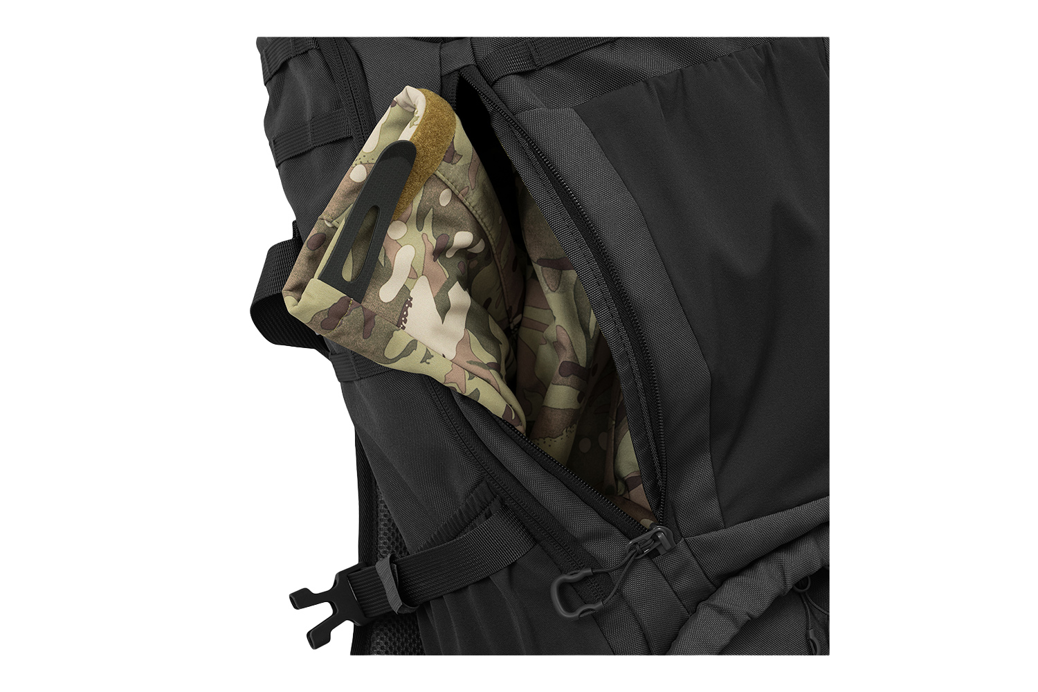 Nahaufnahme eines schwarzen taktischen Rucksacks mit einer offenen Seitentasche, die ein Innenfutter mit Tarnmuster enthüllt.