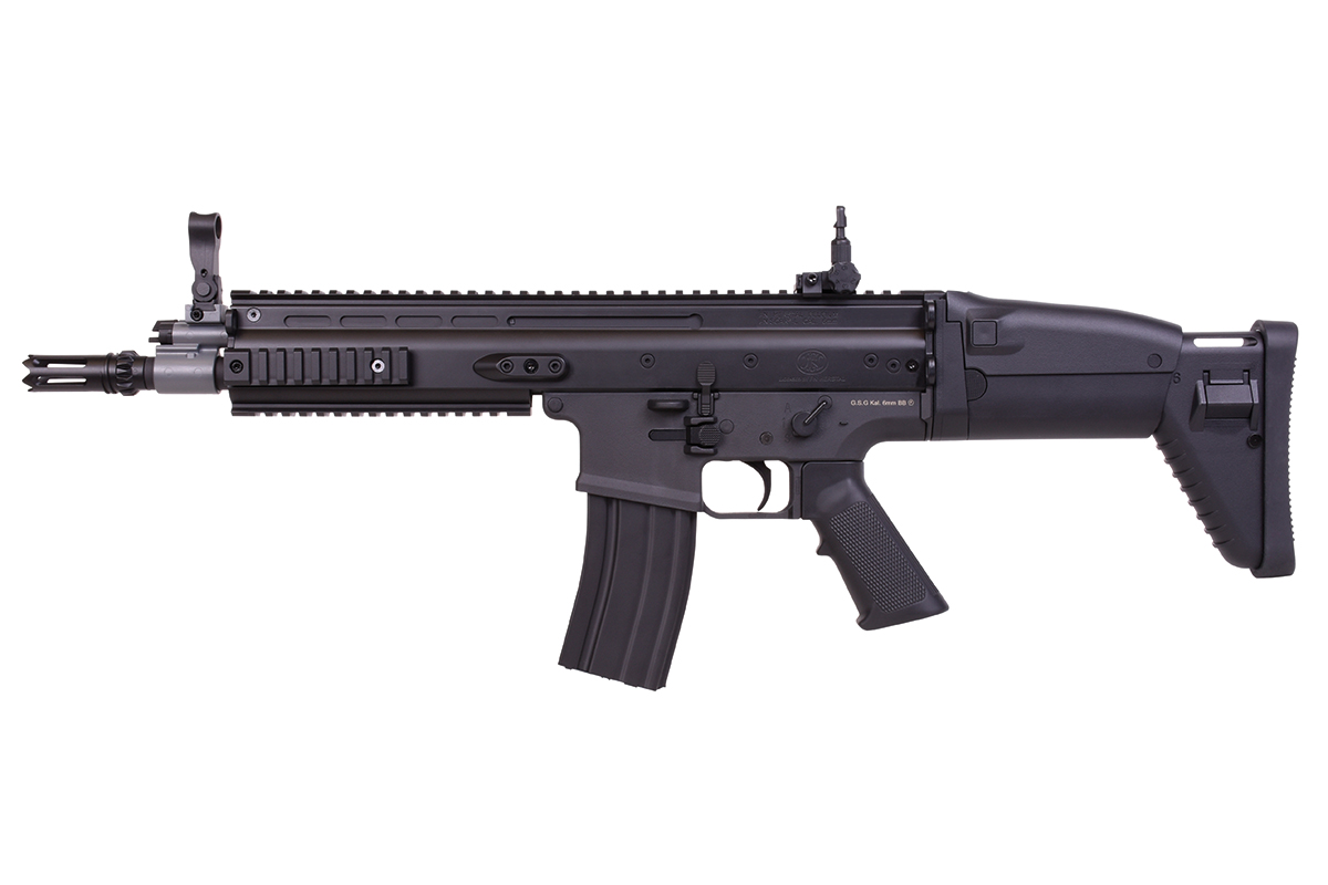 Schwarzes FN Herstal SCAR-L Airsoft-Gewehr mit verstellbarem Schaft, taktischem Schienensystem und Magazin auf weißem Hintergrund.