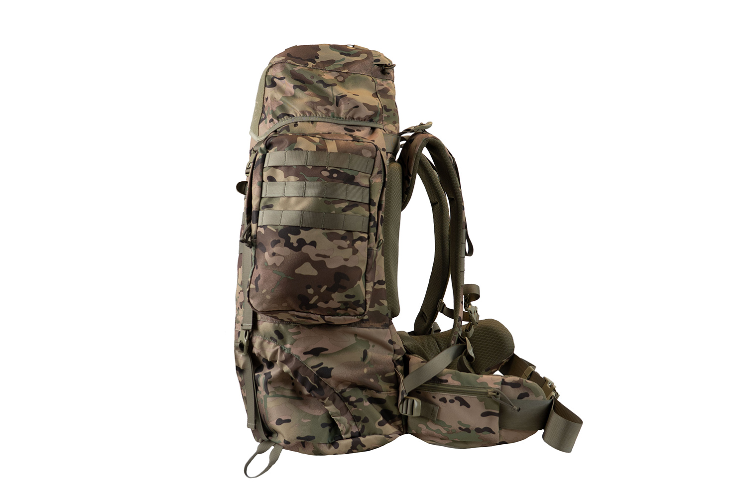 Seitenansicht eines taktischen Rucksacks im Tarnmuster mit MOLLE-Gurtband, gepolsterten Schultergurten und Hüftgurt.