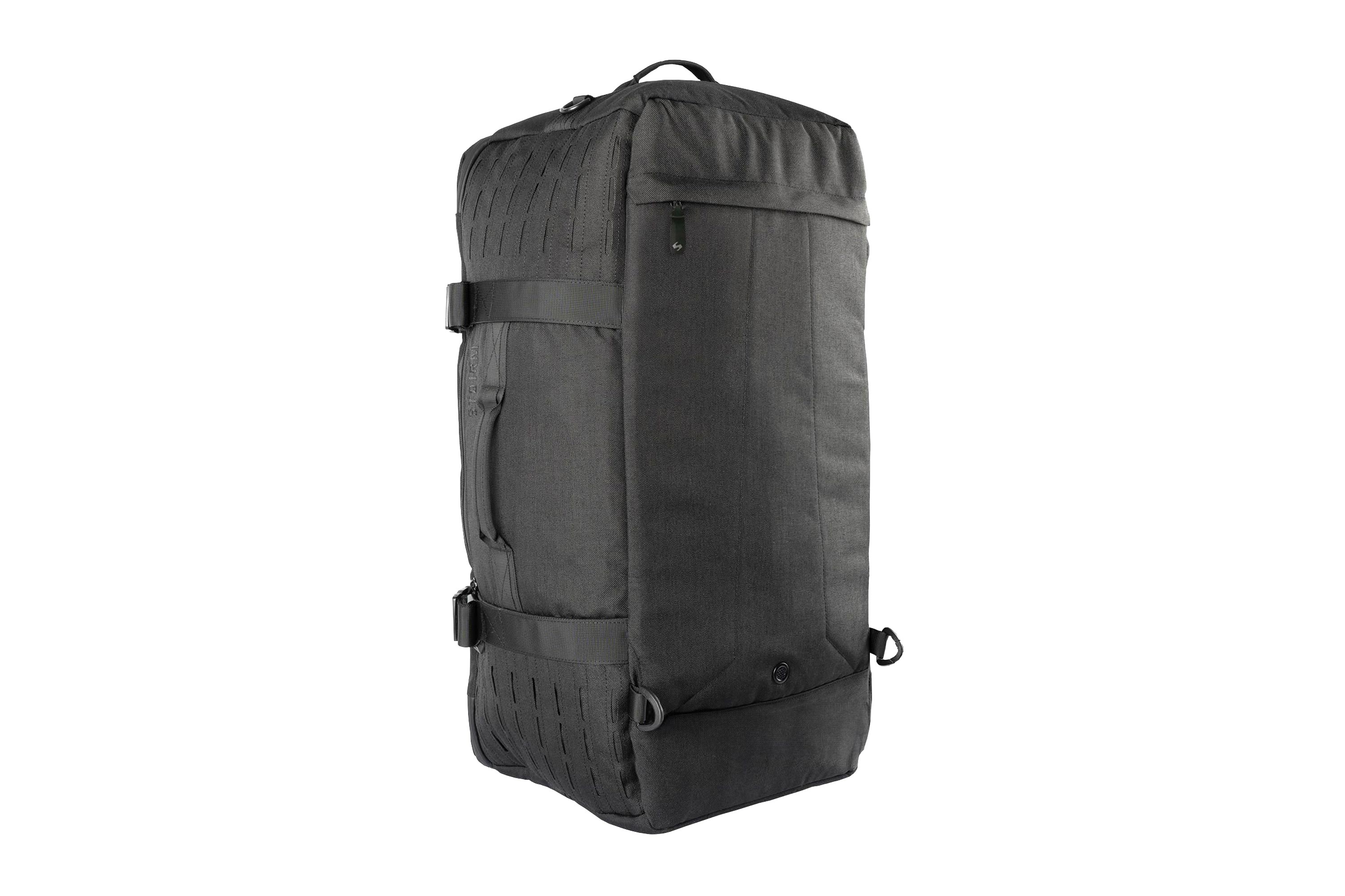 Eine schwarze taktische Reisetasche mit MOLLE-Gurtband, seitlichen Tragegriffen und Kompressionsriemen auf einem schlichten weißen Hintergrund.