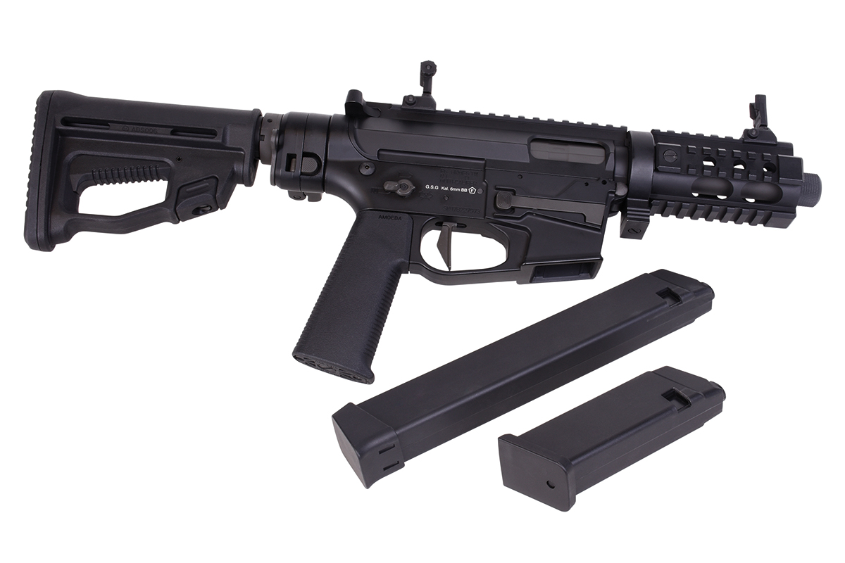 Schwarzes Airsoft-Gewehr Ares Amoeba mit verstellbarem Schaft, taktischer Schiene und zwei Magazinen auf einem sauberen weißen Hintergrund.