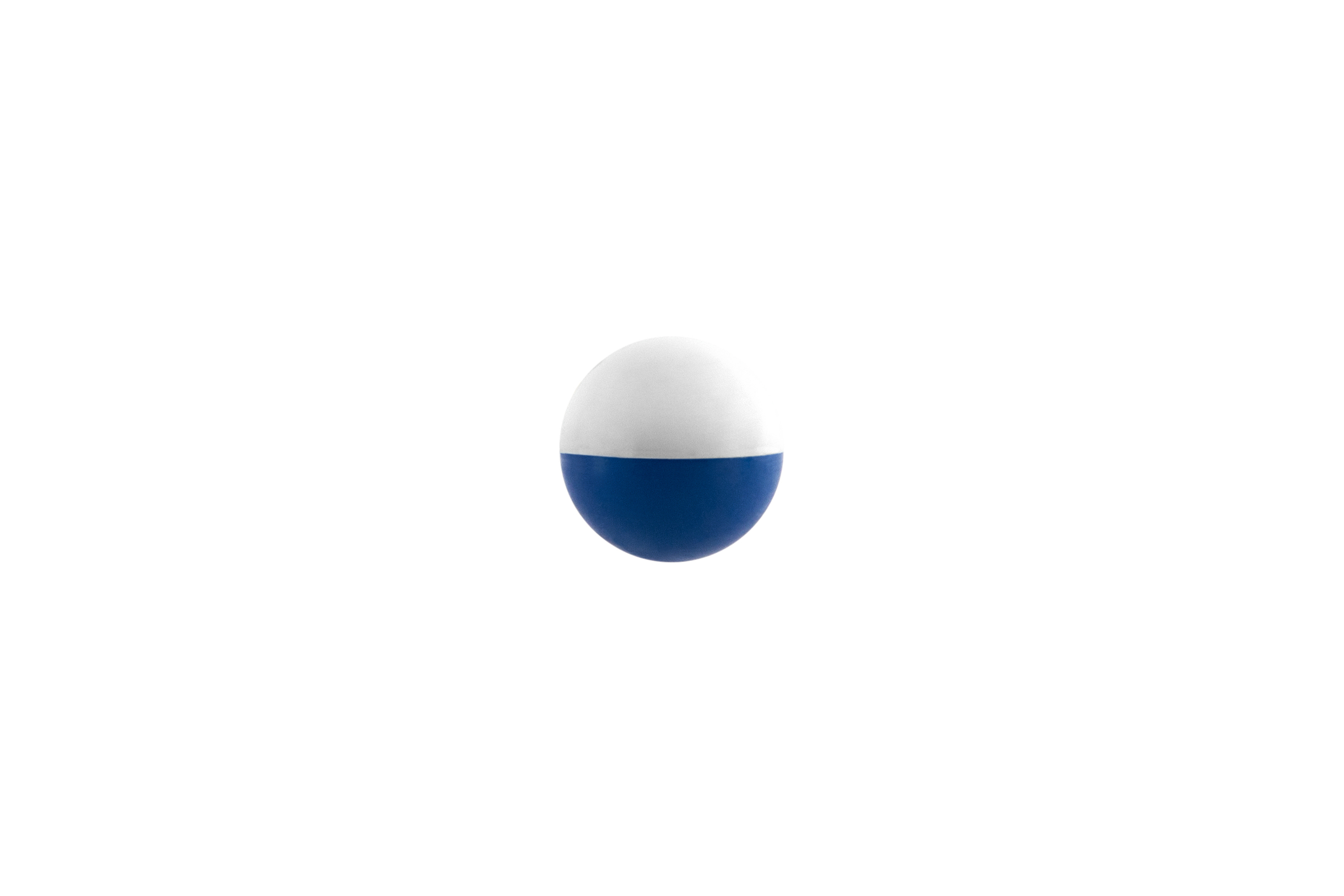 Ein einzelner runder Gummiball für das Training im geteilten Design mit einer weißen oberen Hälfte und einer blauen unteren Hälfte.