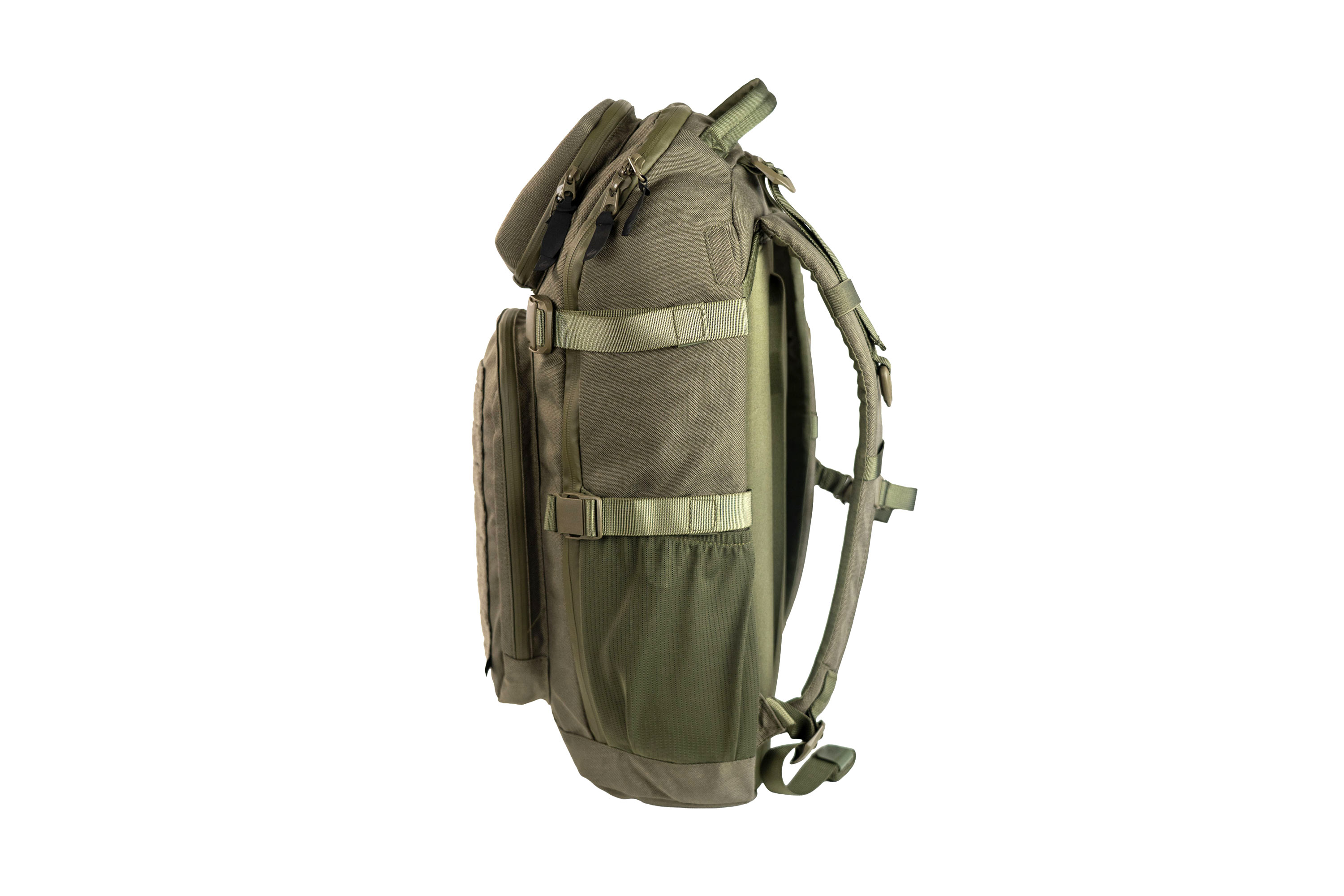Seitenansicht eines olivgrünen taktischen Rucksacks mit verstellbaren Trägern, seitlicher Netztasche und robusten Reißverschlüssen.
