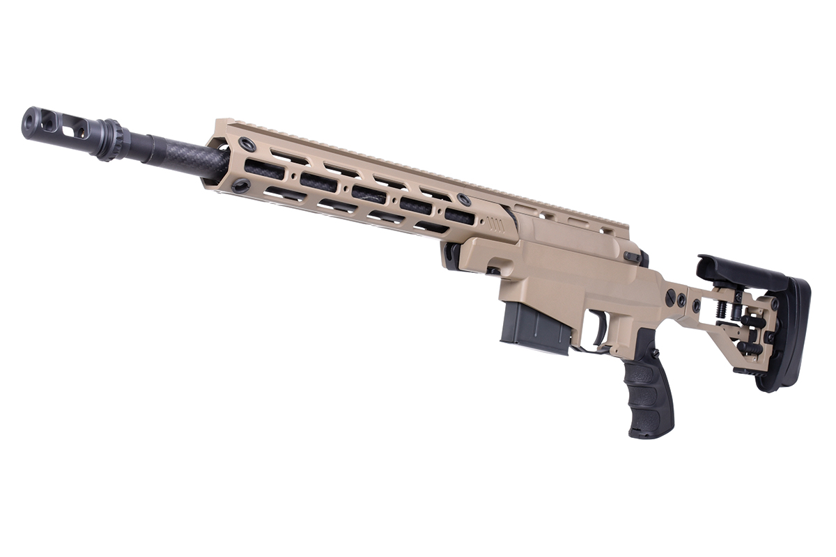 Hellbraunes modulares Präzisionsgewehrchassis mit schwarzem Pistolengriff, verstellbarem Schaft und belüftetem M-LOK-Handschutz auf Weiß.