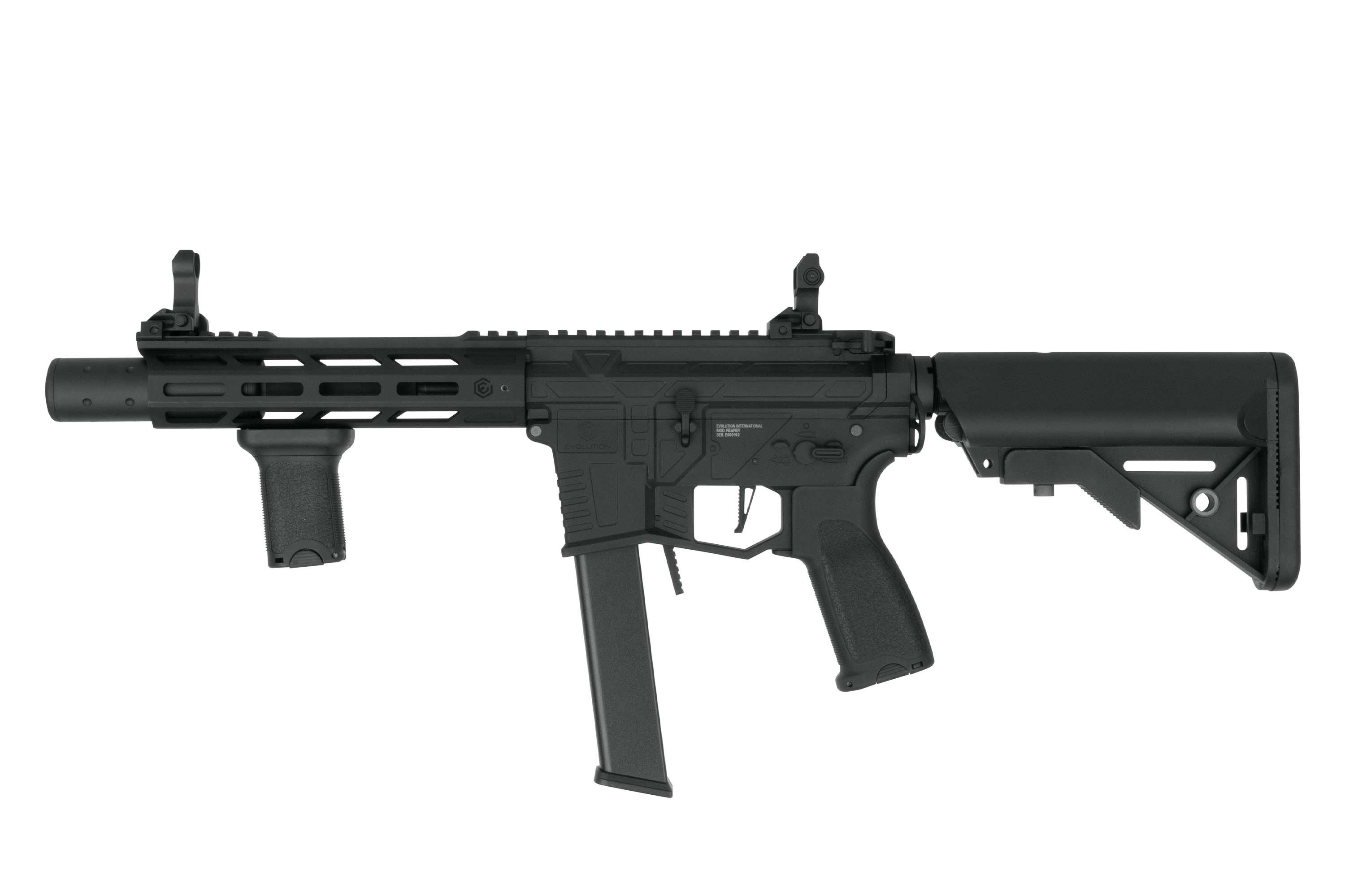 Black Evolution International Airsoft-Karabiner mit M-LOK-Handschutz, vertikalem Griff und verstellbarem Schaft auf Weiß.