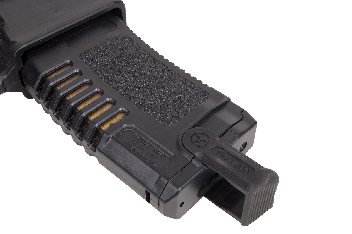 Schwarzes Amoeba Arms PMG-300 Airsoft-Magazin mit strukturiertem Griff und Zuglasche, entwickelt für Hochleistungs-Luftgewehre.