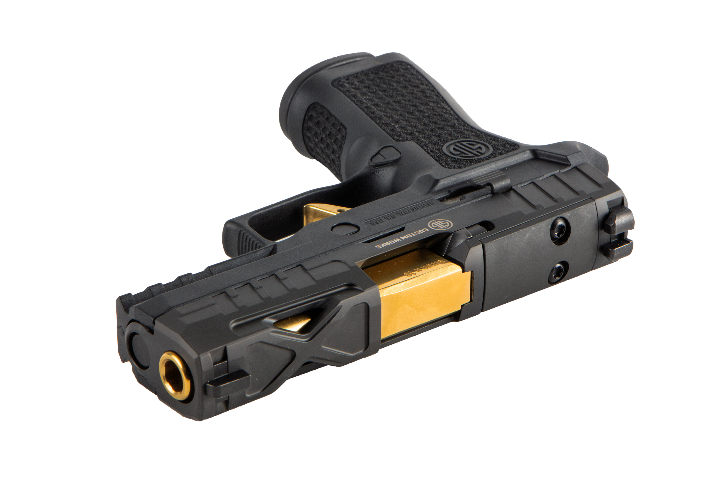 SIG Sauer Luftpistole mit schwarzem Polymergriff und goldenem Magazin, ideal für Zielschießen und Training.