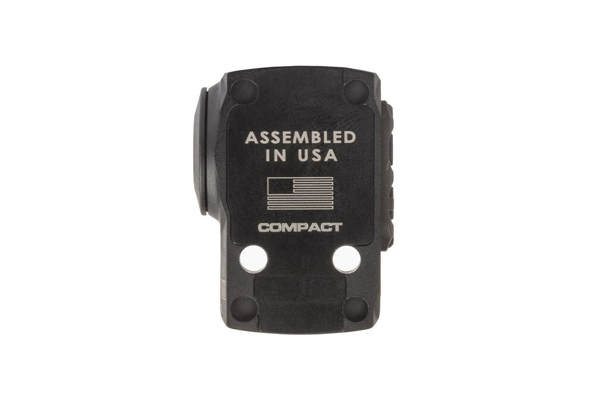 Schwarzes, kompaktes Leuchtpunktvisiergehäuse mit „Assembled in USA“-Text und amerikanischem Flaggensymbol auf weißem Hintergrund.