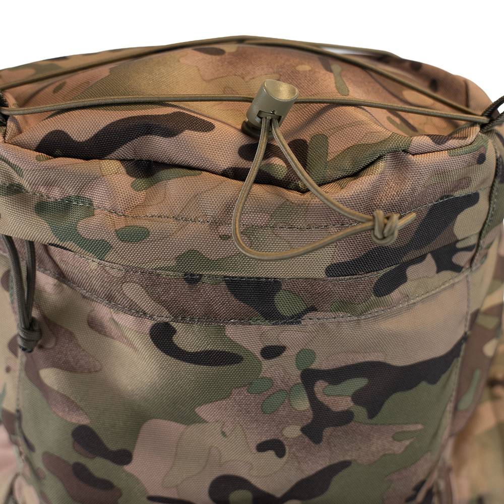 Nahaufnahme eines taktischen Rucksackoberteils aus strapazierfähigem Multicam-Tarnstoff mit verstellbarem Kordelzugverschluss.