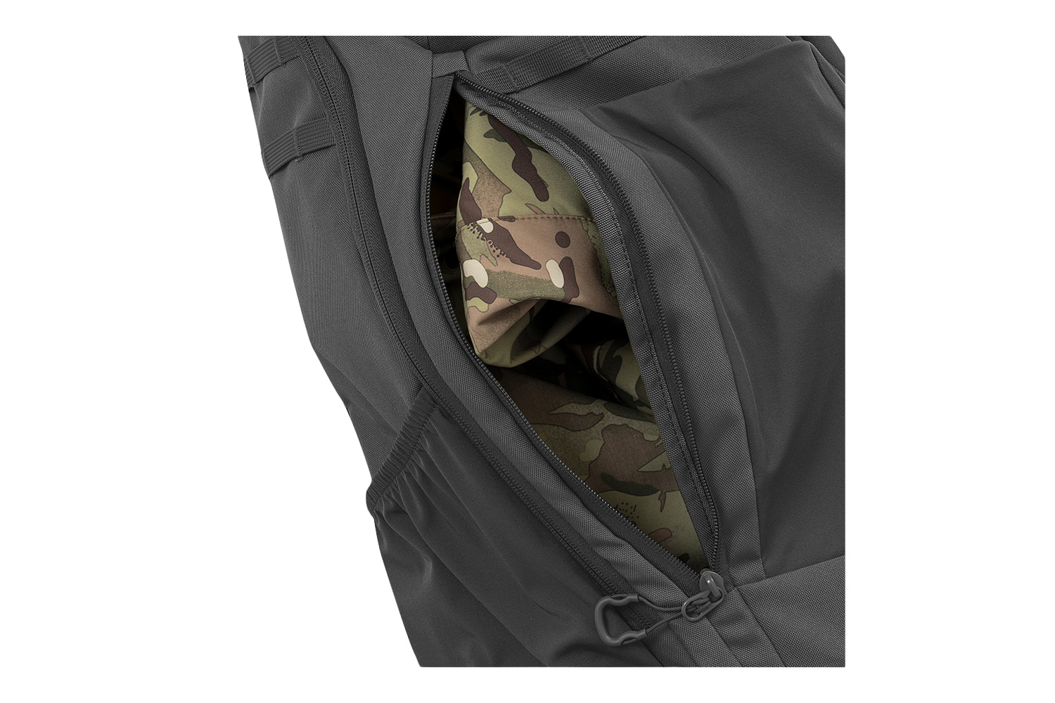 Nahaufnahme eines grauen taktischen Rucksacks mit einer teilweise geöffneten Seitentasche mit Reißverschluss, in der Tarnstoff zum Vorschein kommt.
