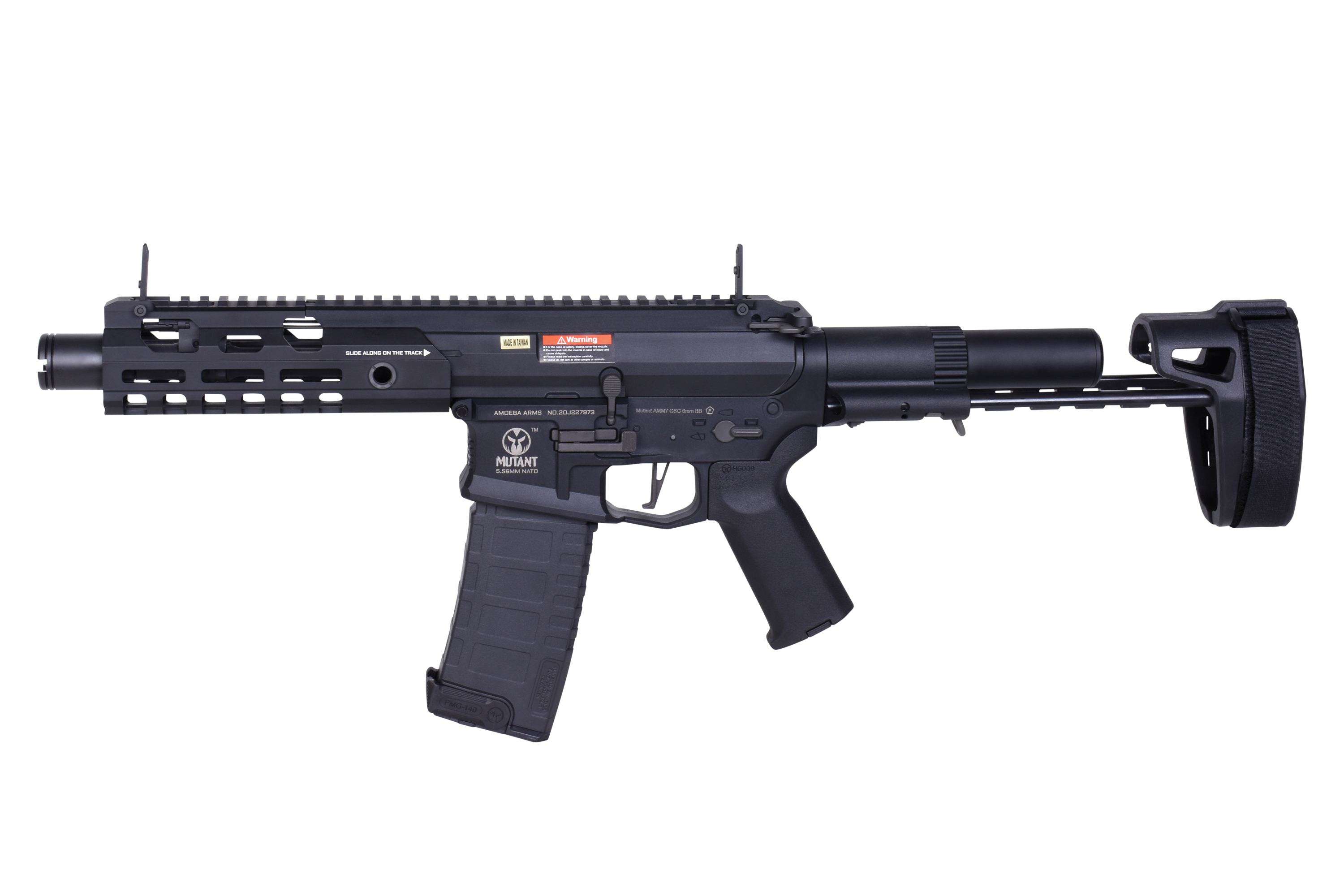 Schwarzes Airsoft-Gewehr Ares Amoeba Mutant mit verstellbarem Schaft, taktischem Handschutz und Magazin auf weißem Hintergrund.