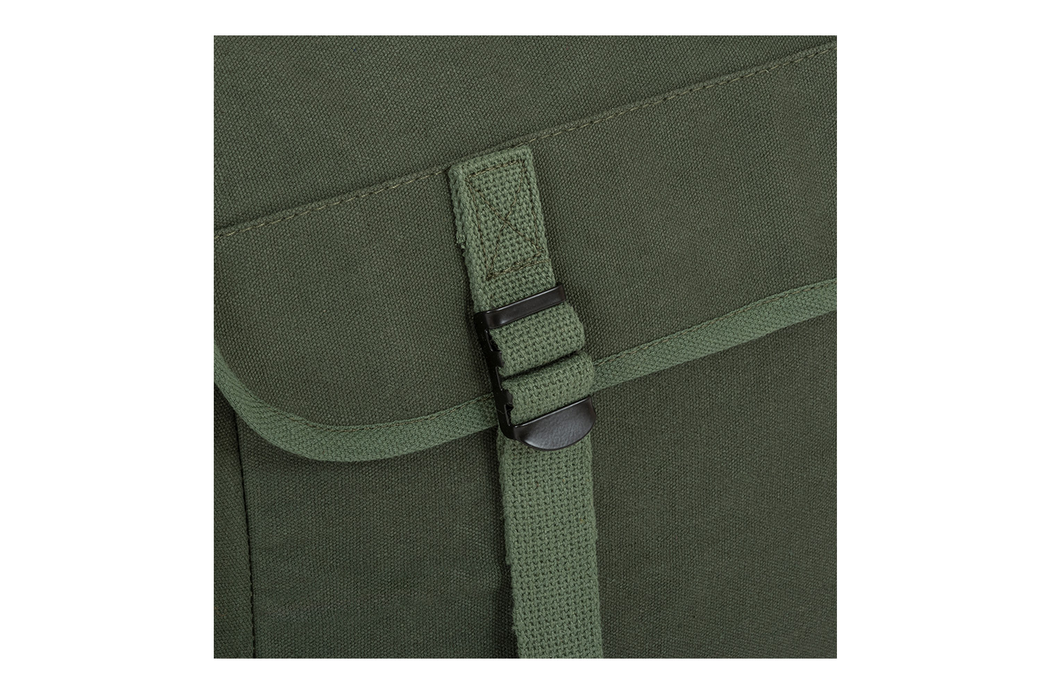 Nahaufnahme einer robusten grünen Canvas-Tasche mit sicherer Schnalle und Riemen für Schusswaffenzubehör.