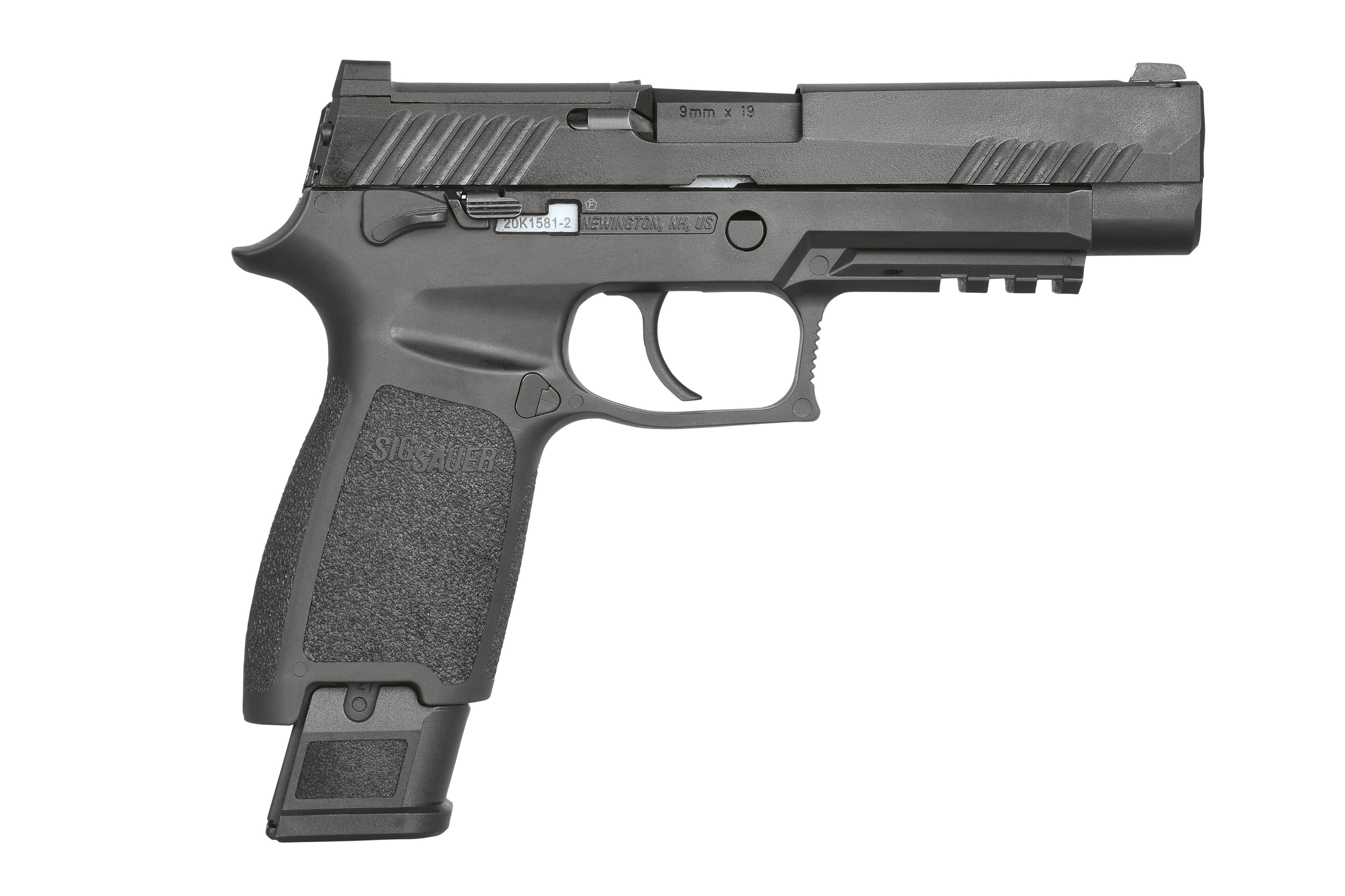 Schwarze halbautomatische Sig Sauer P320-Pistole mit strukturiertem Griff, Zubehörschiene und 9-mm-Lagerkammer auf weißem Hintergrund.
