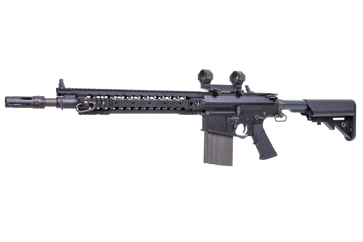 Schwarzes taktisches Airsoft-Gewehr mit langem Handschutz, montierter Optik und verstellbarem Schaft, isoliert auf weißem Hintergrund.