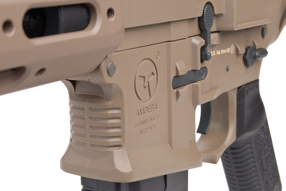Nahaufnahme eines hellbraunen Amoeba-Airsoft-Gewehrempfängers mit 5,56-mm-NATO-Markierungen, schwarzem Griff und strukturierter Polymeroberfläche.