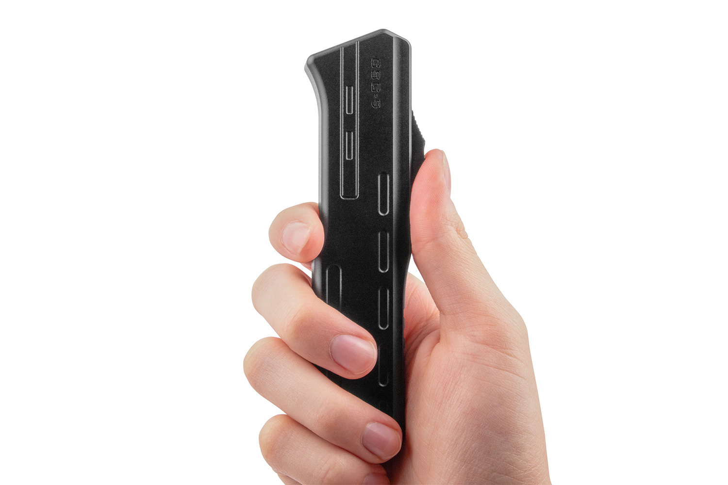 Eine Hand, die ein schwarzes G&G G-9-Magazin für Airsoft-Pistolen hält, mit robuster Metallkonstruktion und elegantem Design.