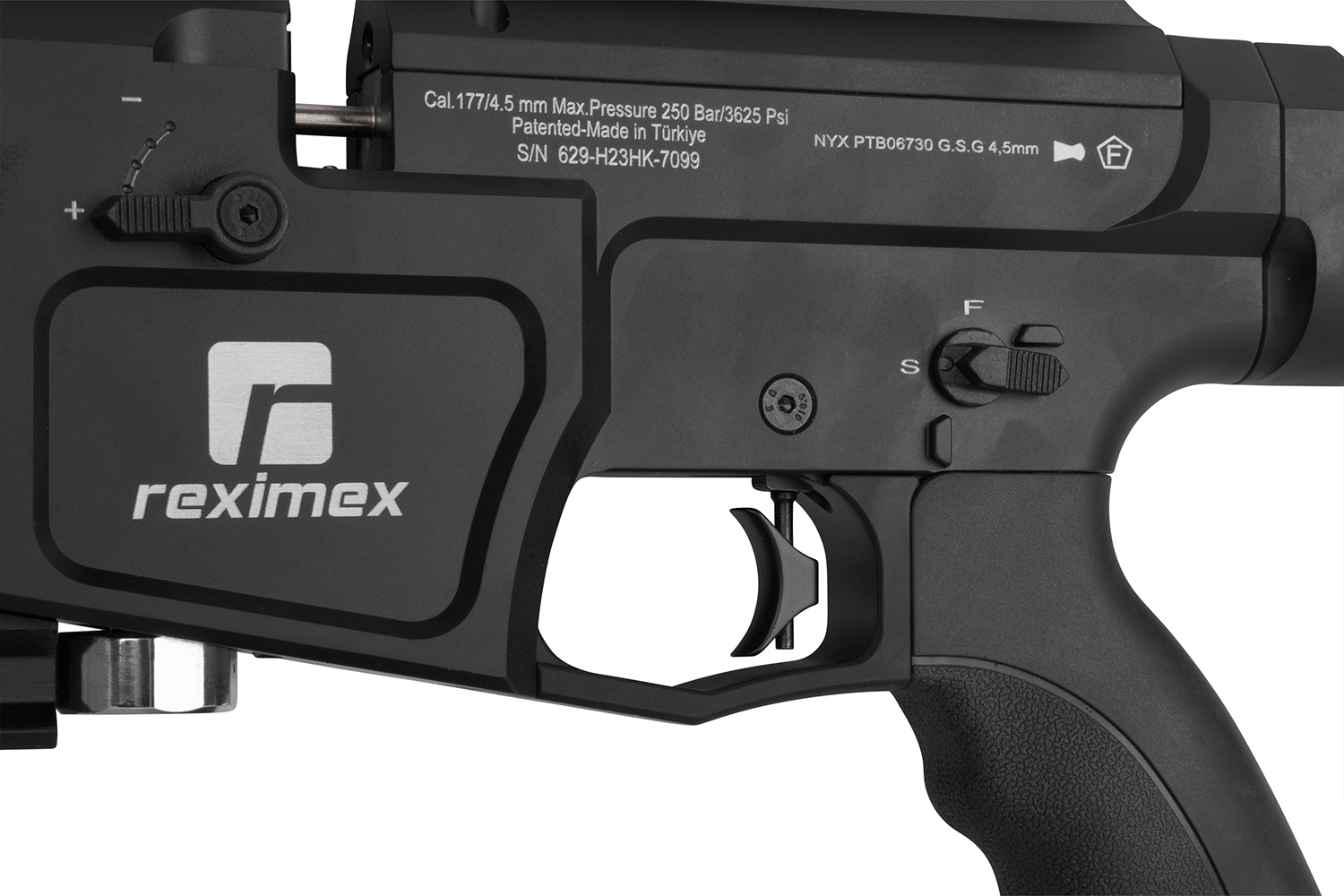 Nahaufnahme des Reximex-Luftgewehrabzugs und Sicherheitsschalters mit elegantem schwarzem Finish und ergonomischem Design.