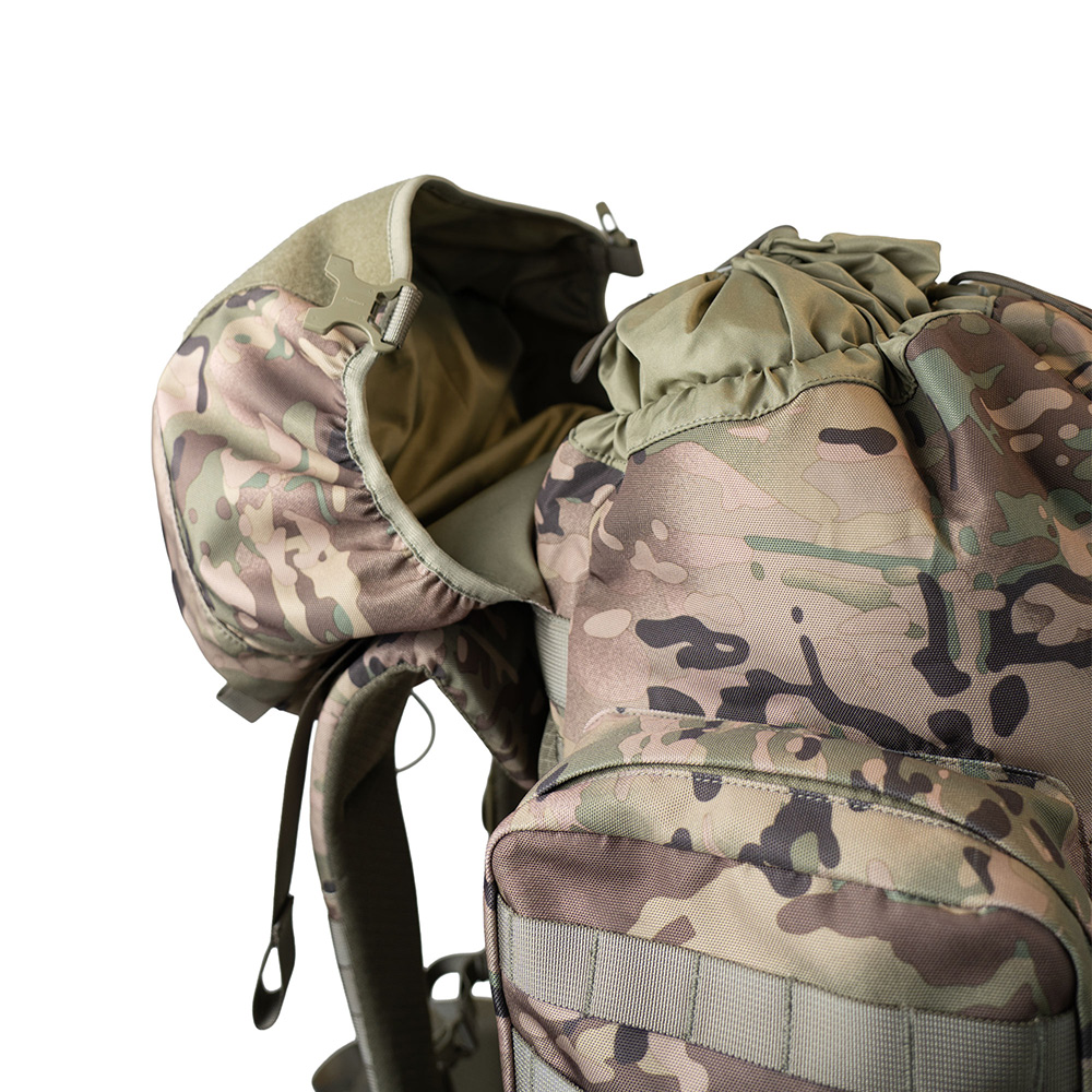 Taktischer Rucksack im Tarnmuster mit offenem Deckel, verstellbaren Trägern und Seitentaschen für Outdoor-Ausrüstung.