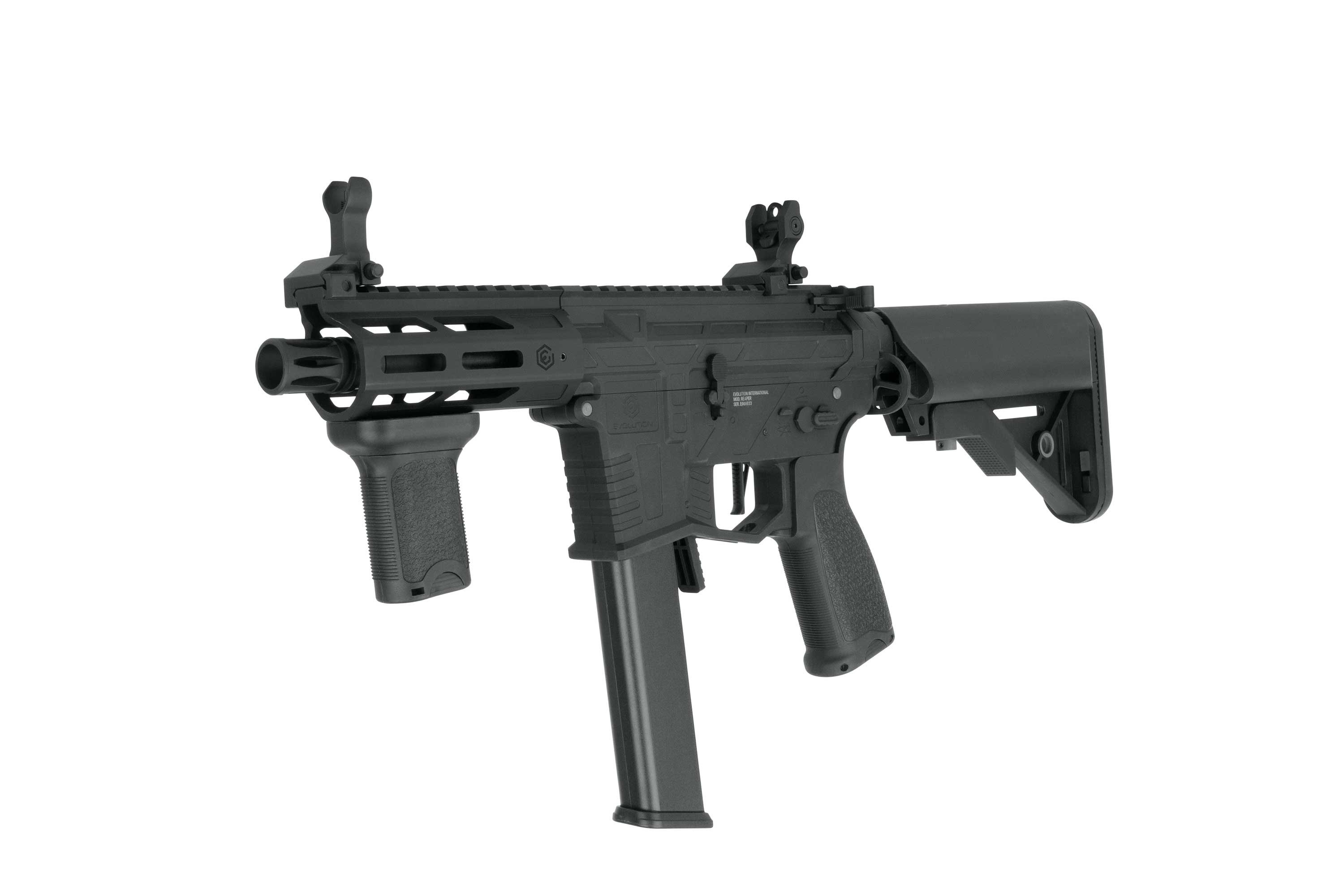 Schwarzes taktisches Luftgewehr mit kurzem Lauf, vertikalem Vordergriff und eiserner Visierung vor dunklem Studiohintergrund.