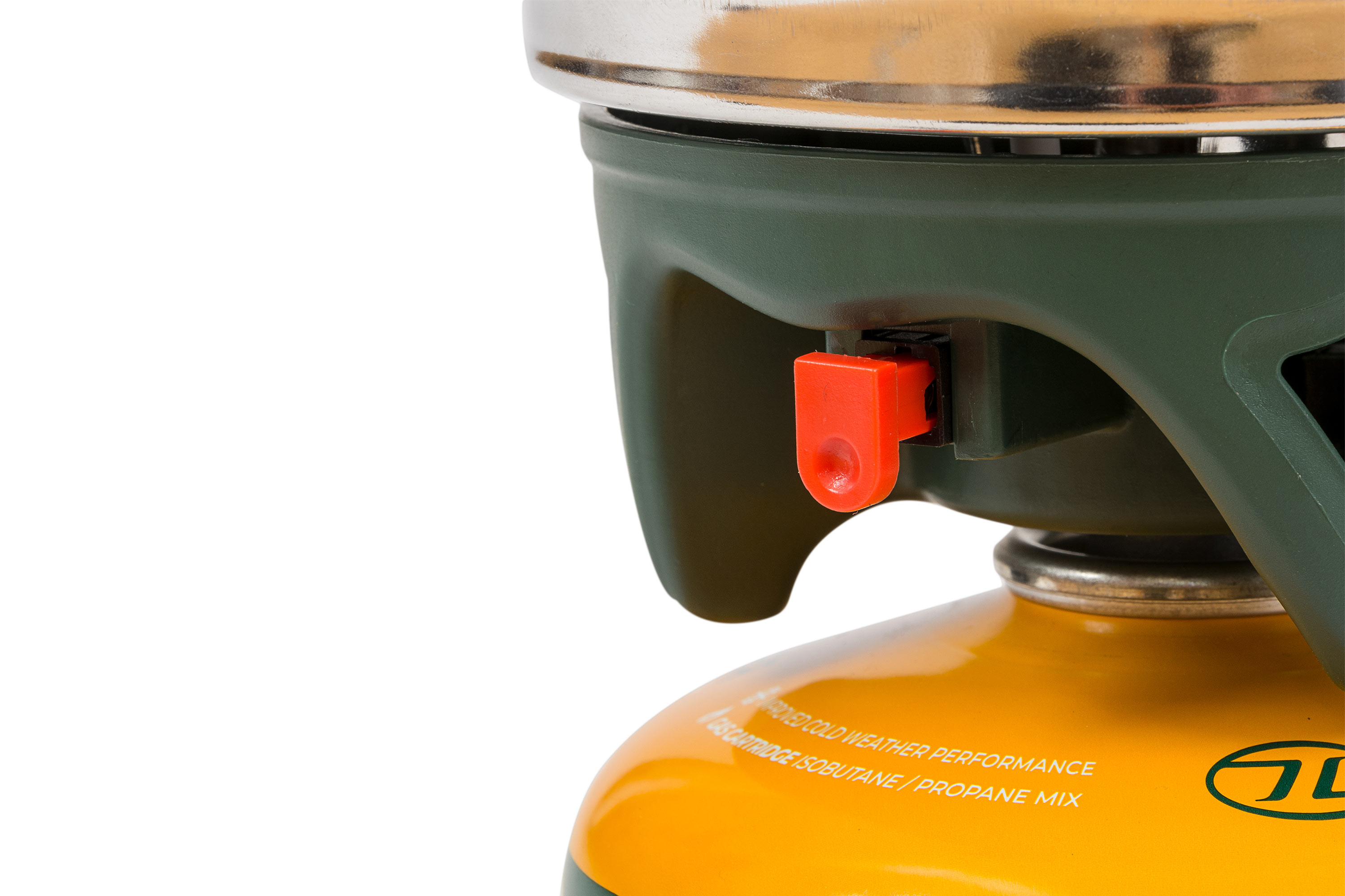 Nahaufnahme eines Campingkocheraufsatzes mit einem leuchtend orangefarbenen Zündknopf, der an einem gelben Gasbrennstoffkanister montiert ist.