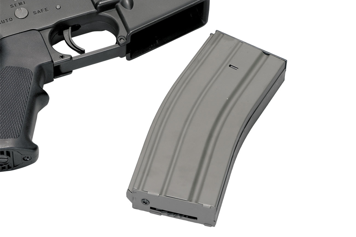 Schwarzes Luftgewehr-Untergehäuse mit einem abnehmbaren grauen Metallmagazin daneben auf einem sauberen weißen Hintergrund.