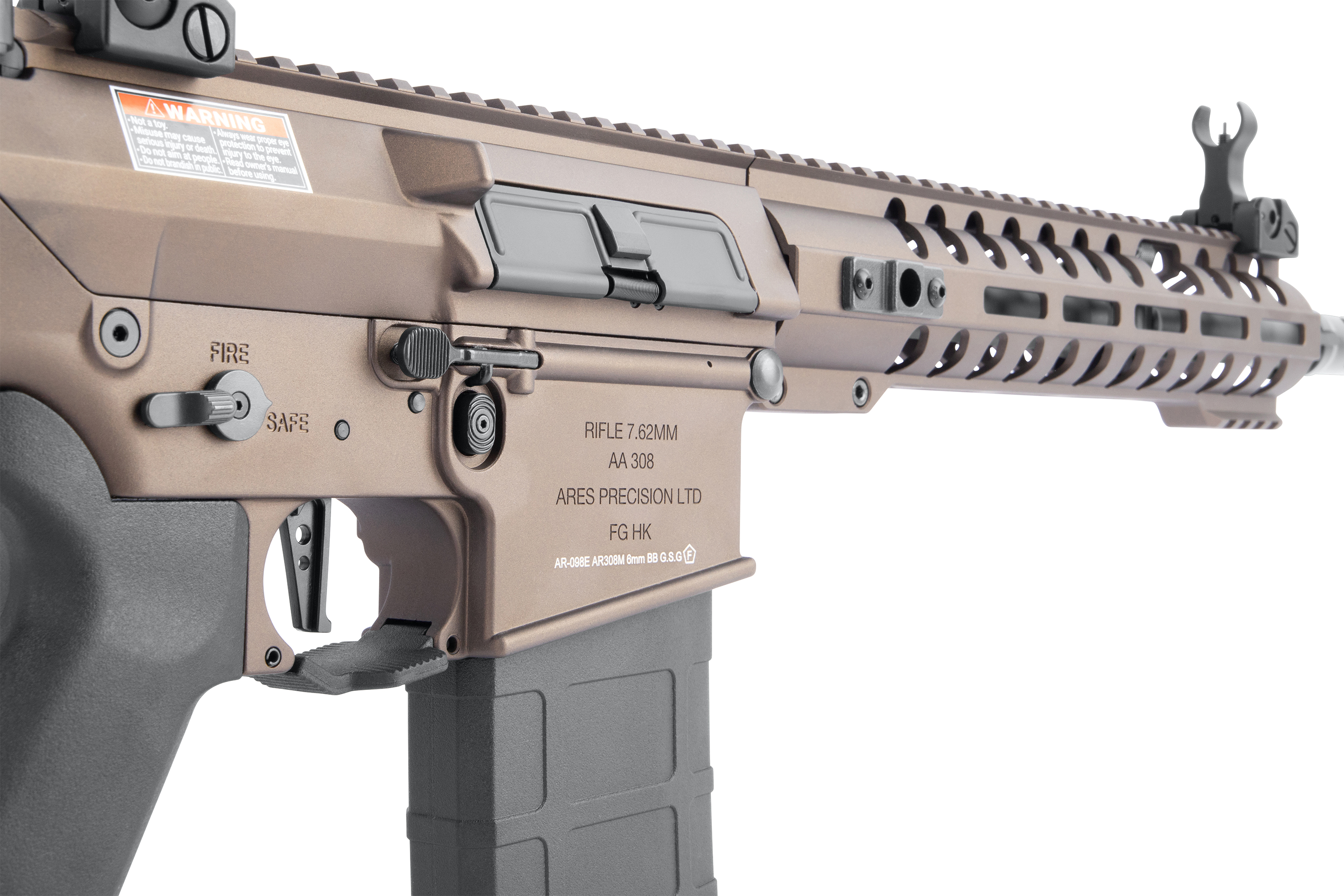 Nahaufnahme des Luftgewehrs Ares Precision AA 308 in Bronzeoptik mit taktischer Schiene und schwarzem Magazin.